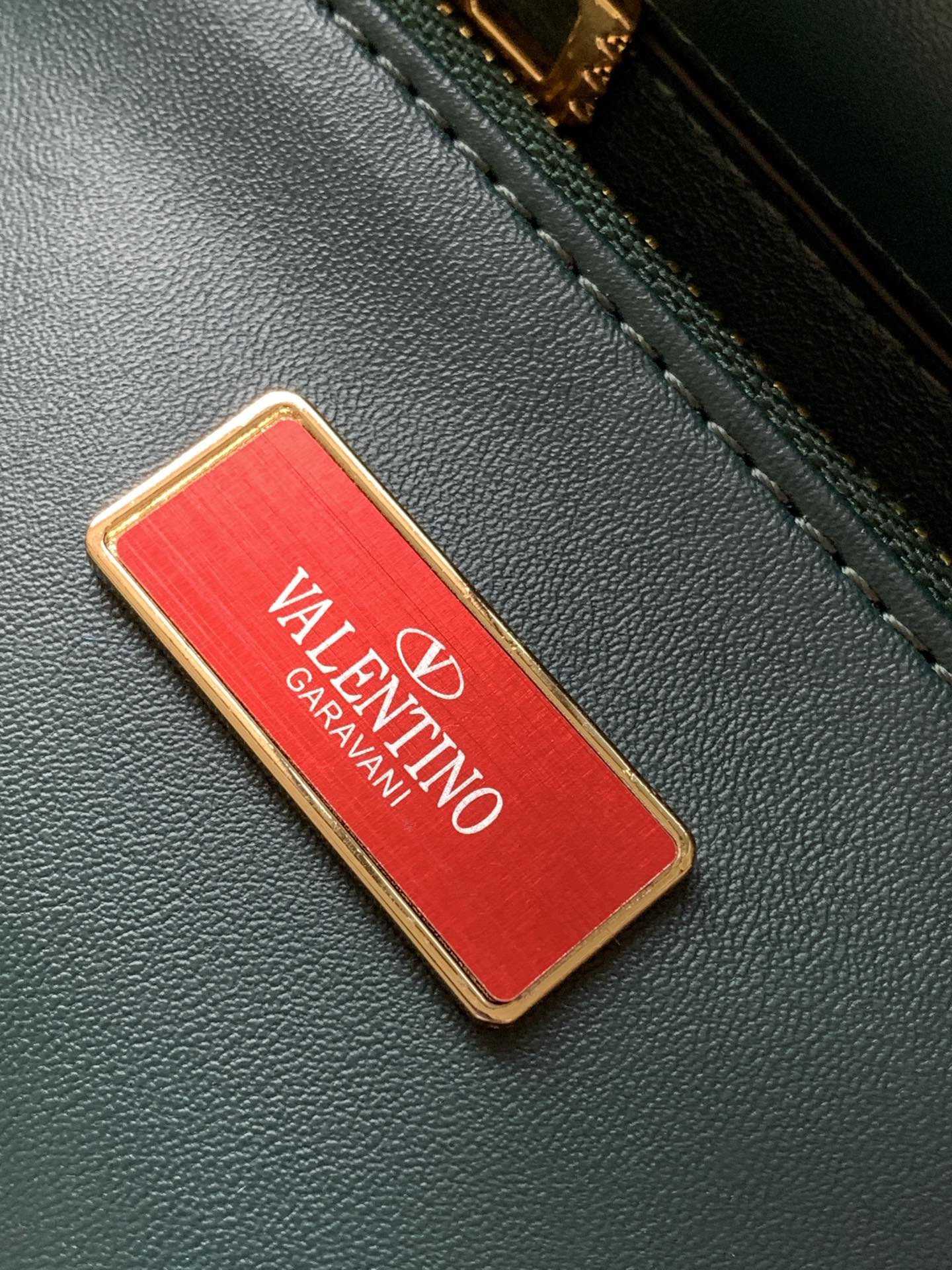 🆕上新啦💗Valentino Garavani VSLING 3D刺绣珠片手袋，采用亮光珠片穿琇设计，配