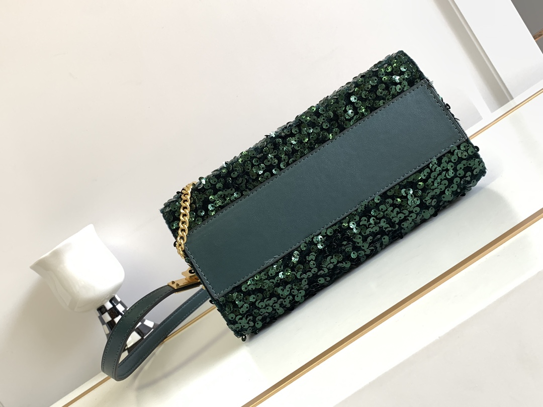 🆕上新啦💗Valentino Garavani VSLING 3D刺绣珠片手袋，采用亮光珠片穿琇设计，配