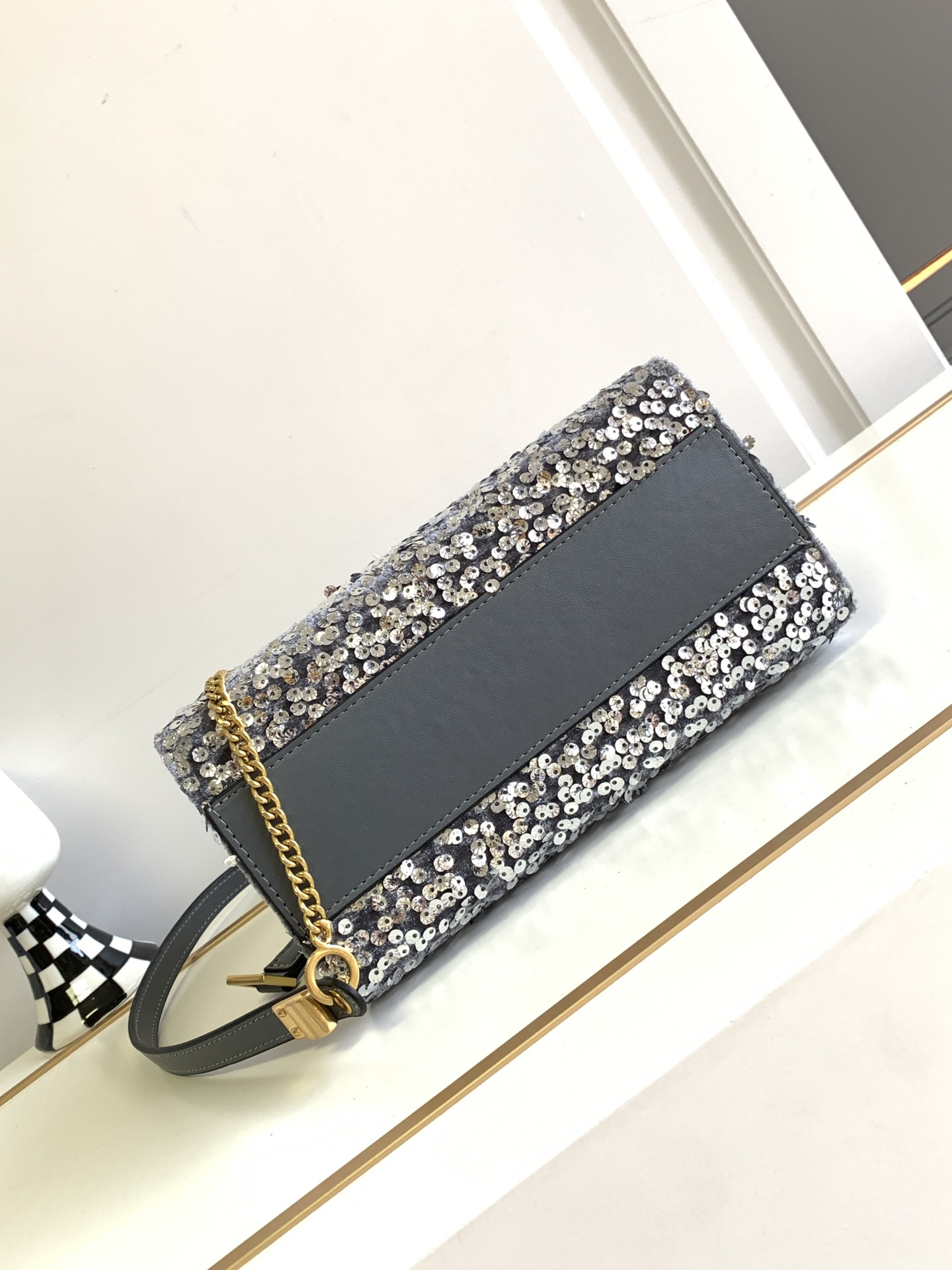 🆕上新啦💗Valentino Garavani VSLING 3D刺绣珠片手袋，采用亮光珠片穿琇设计，配