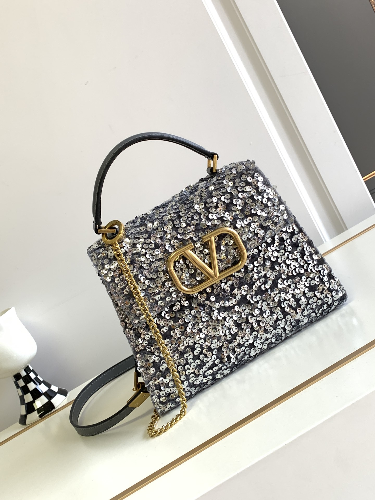 🆕上新啦💗Valentino Garavani VSLING 3D刺绣珠片手袋，采用亮光珠片穿琇设计，配
