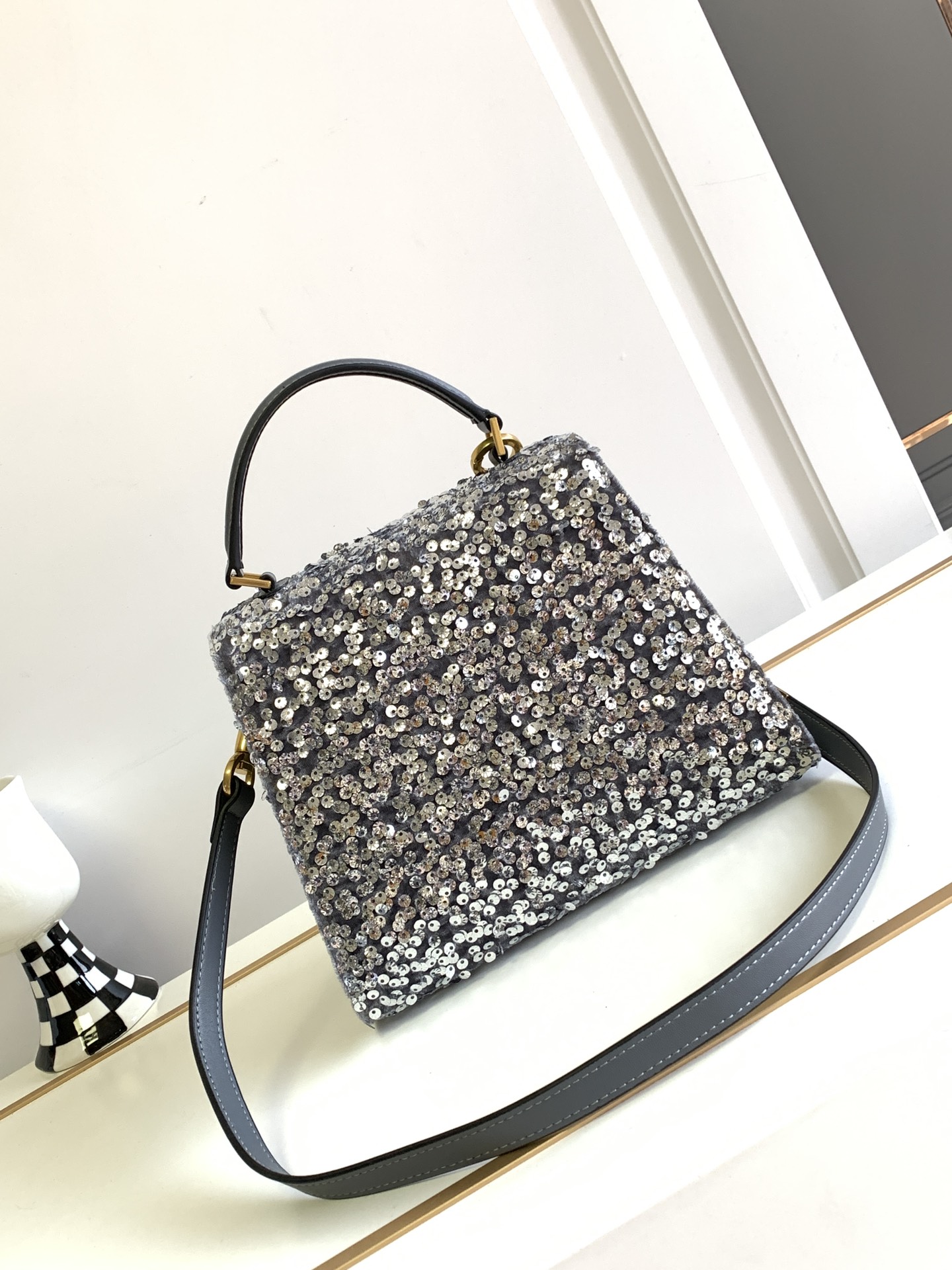 🆕上新啦💗Valentino Garavani VSLING 3D刺绣珠片手袋，采用亮光珠片穿琇设计，配
