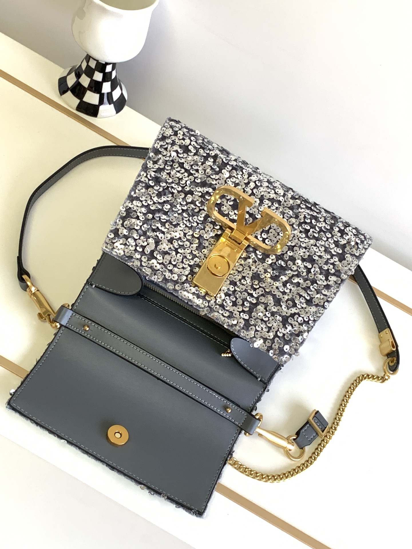 🆕上新啦💗Valentino Garavani VSLING 3D刺绣珠片手袋，采用亮光珠片穿琇设计，配