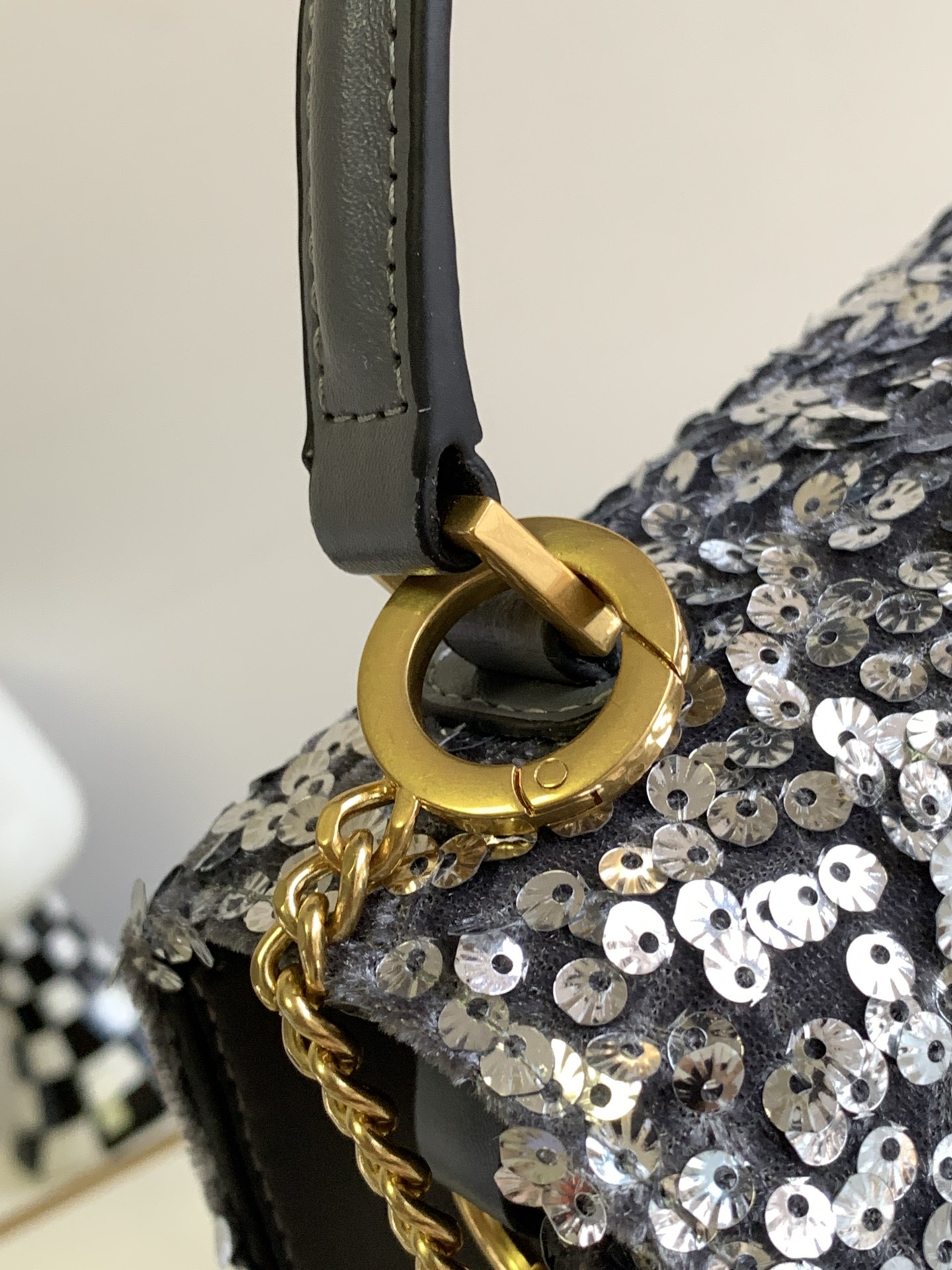 🆕上新啦💗Valentino Garavani VSLING 3D刺绣珠片手袋，采用亮光珠片穿琇设计，配