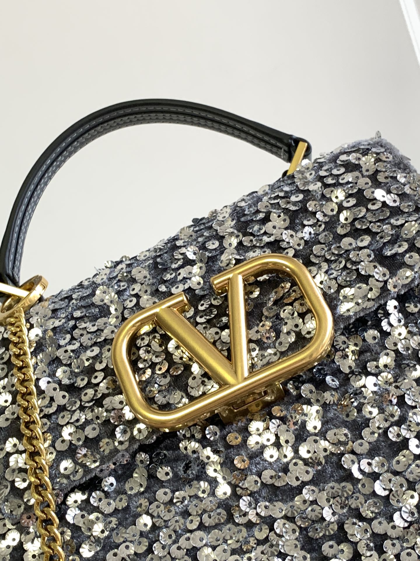 🆕上新啦💗Valentino Garavani VSLING 3D刺绣珠片手袋，采用亮光珠片穿琇设计，配