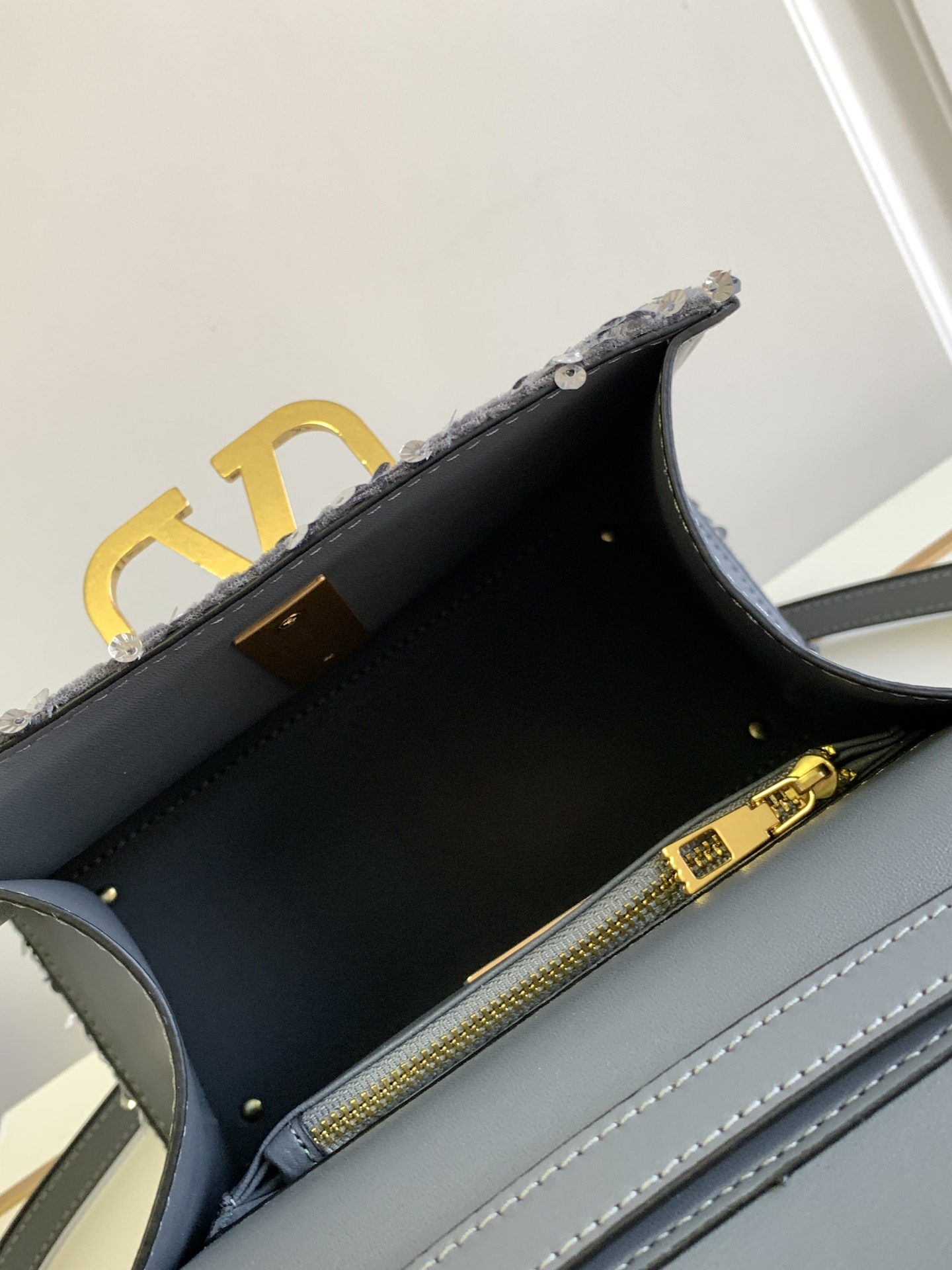 🆕上新啦💗Valentino Garavani VSLING 3D刺绣珠片手袋，采用亮光珠片穿琇设计，配
