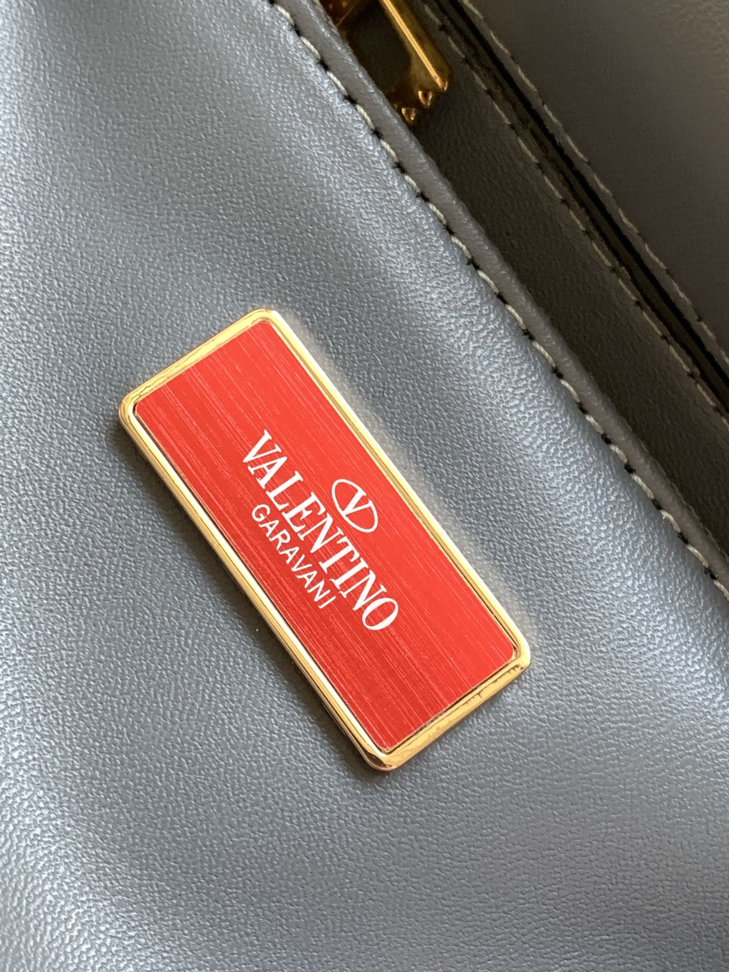 🆕上新啦💗Valentino Garavani VSLING 3D刺绣珠片手袋，采用亮光珠片穿琇设计，配