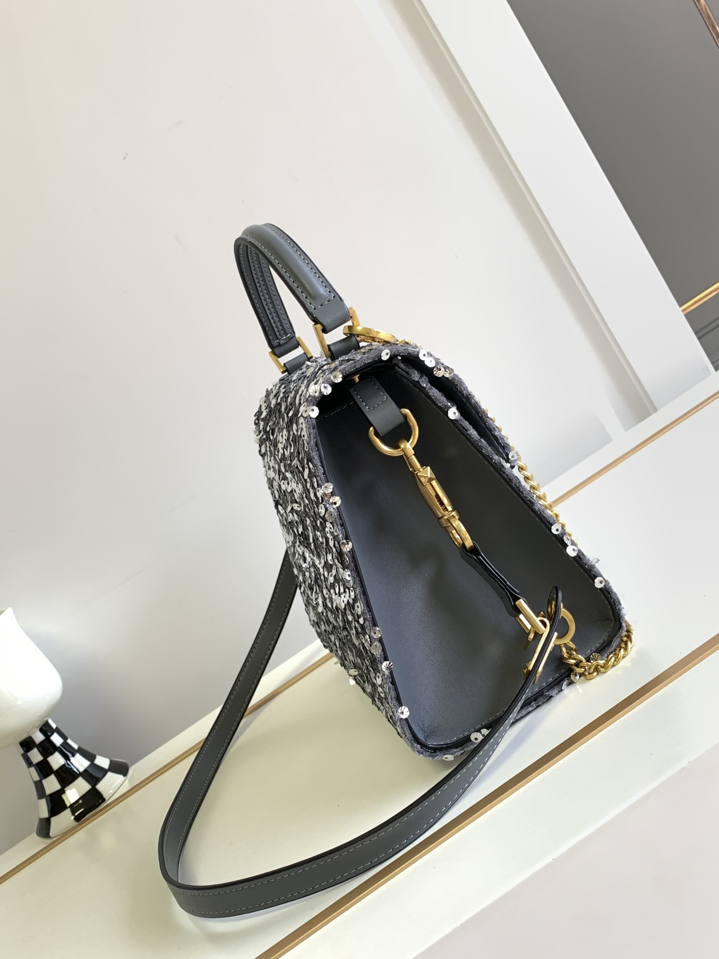 🆕上新啦💗Valentino Garavani VSLING 3D刺绣珠片手袋，采用亮光珠片穿琇设计，配