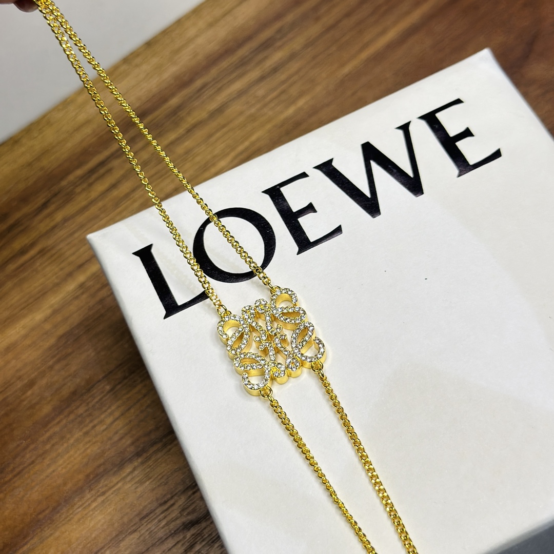 LOEWE罗意威23c新款如意节经典logo双层手链第一眼看到立马就喜欢上了罗意威Anagram缠丝立体