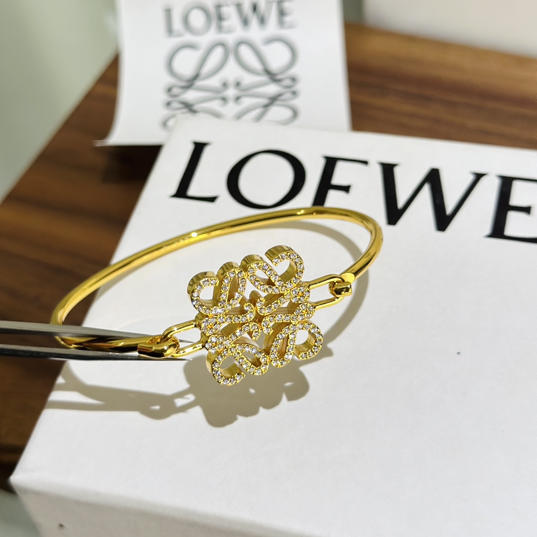 LOEWE罗意威23c新款如意节经典logo手镯第一眼看到立马就喜欢上了罗意威Anagram缠丝立体手镯