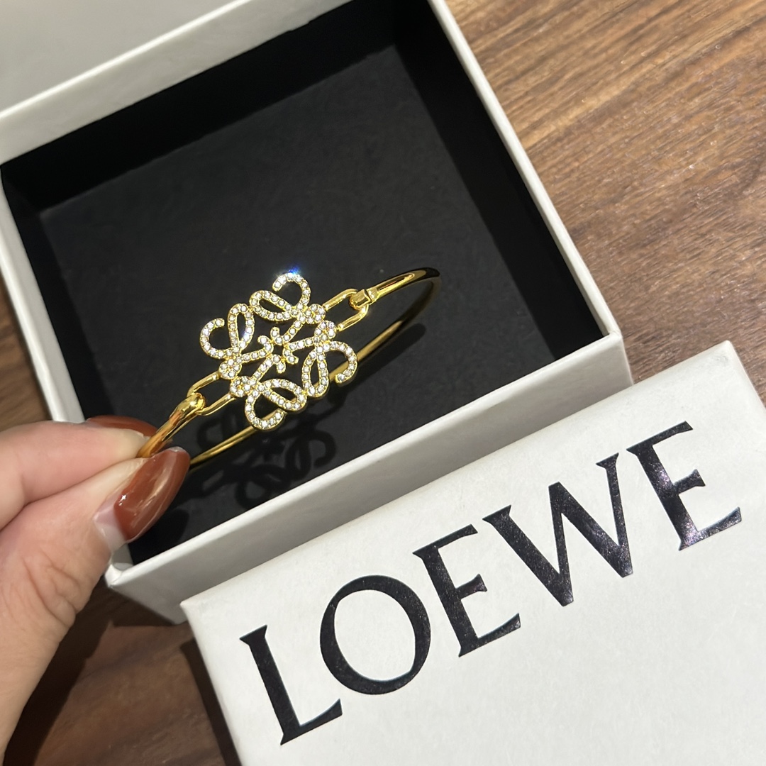 LOEWE罗意威23c新款如意节经典logo手镯第一眼看到立马就喜欢上了罗意威Anagram缠丝立体手镯