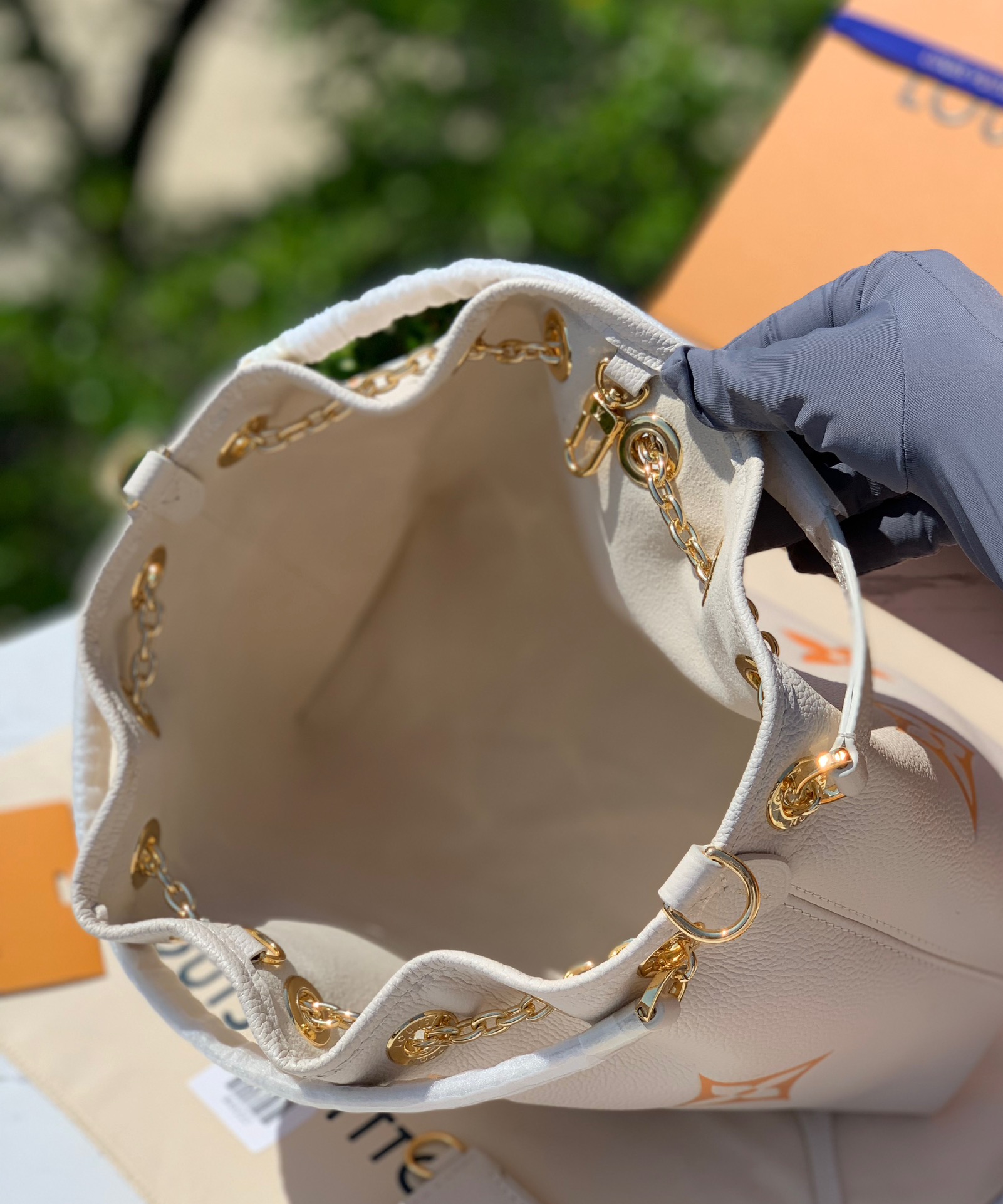 🌼尺寸 28×20×11.5cm渠道订单！LV 全皮链条包水桶包系列，M46545米白丝印，当季新款 S