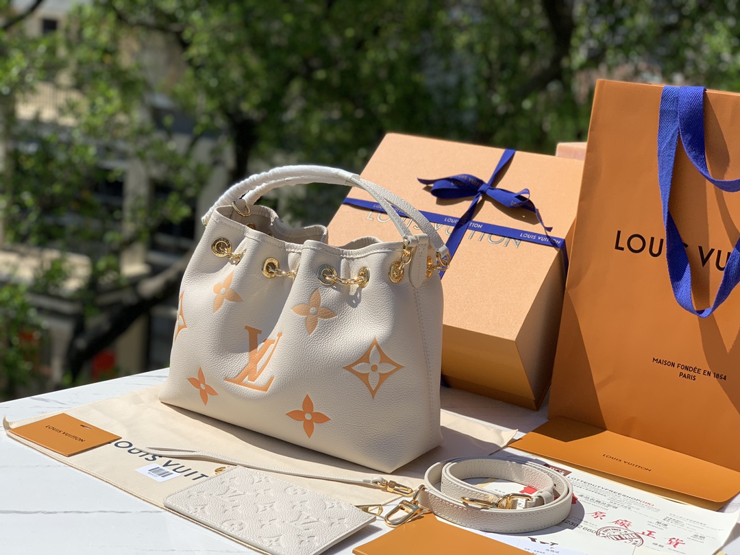 🌼尺寸 28×20×11.5cm渠道订单！LV 全皮链条包水桶包系列，M46545米白丝印，当季新款 S