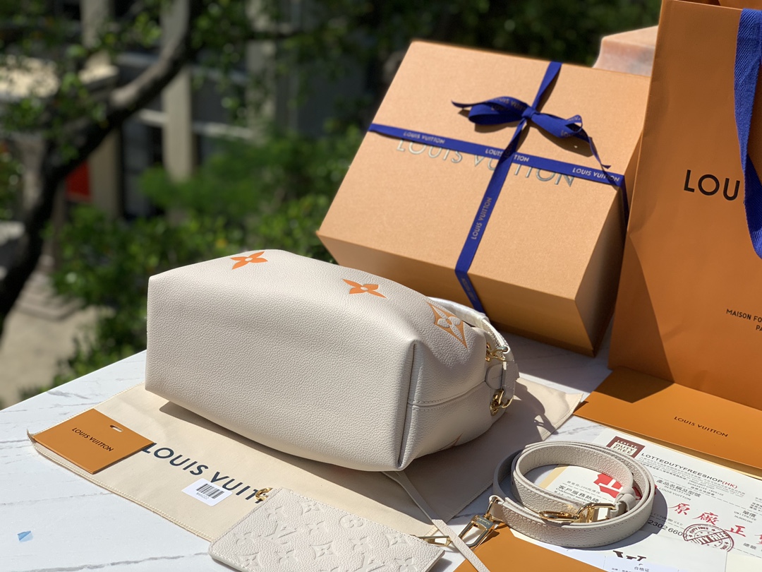 🌼尺寸 28×20×11.5cm渠道订单！LV 全皮链条包水桶包系列，M46545米白丝印，当季新款 S