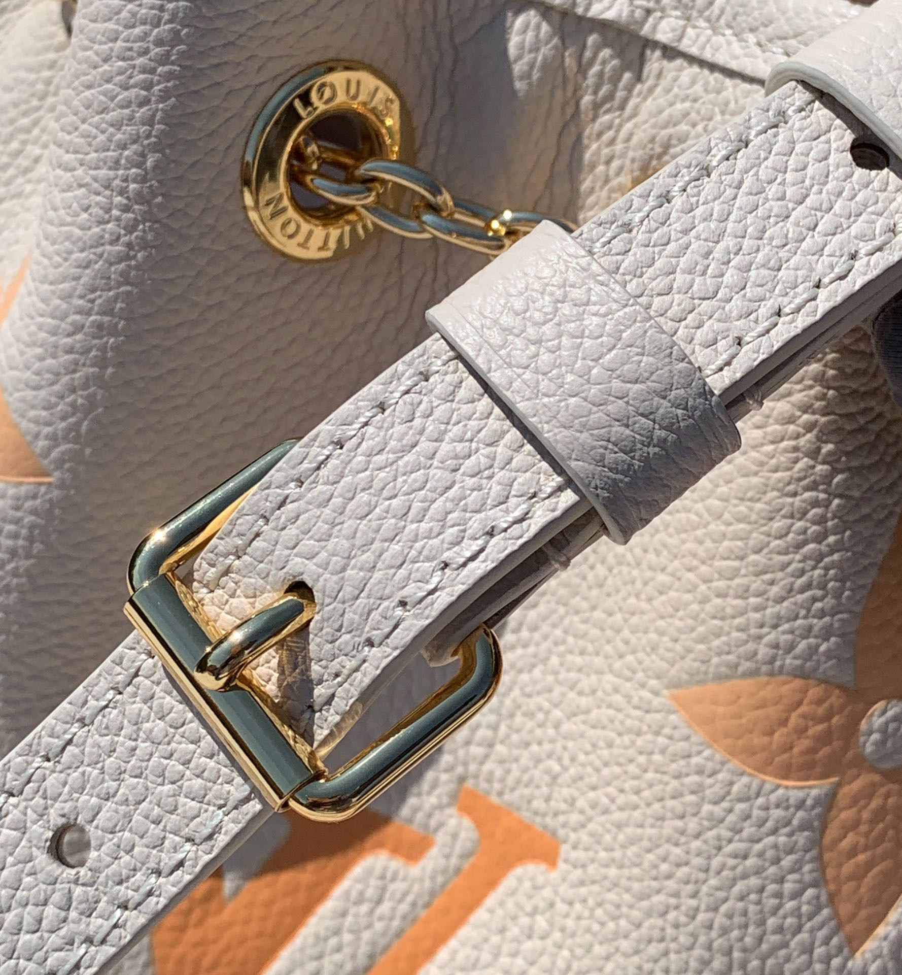 🌼尺寸 28×20×11.5cm渠道订单！LV 全皮链条包水桶包系列，M46545米白丝印，当季新款 S