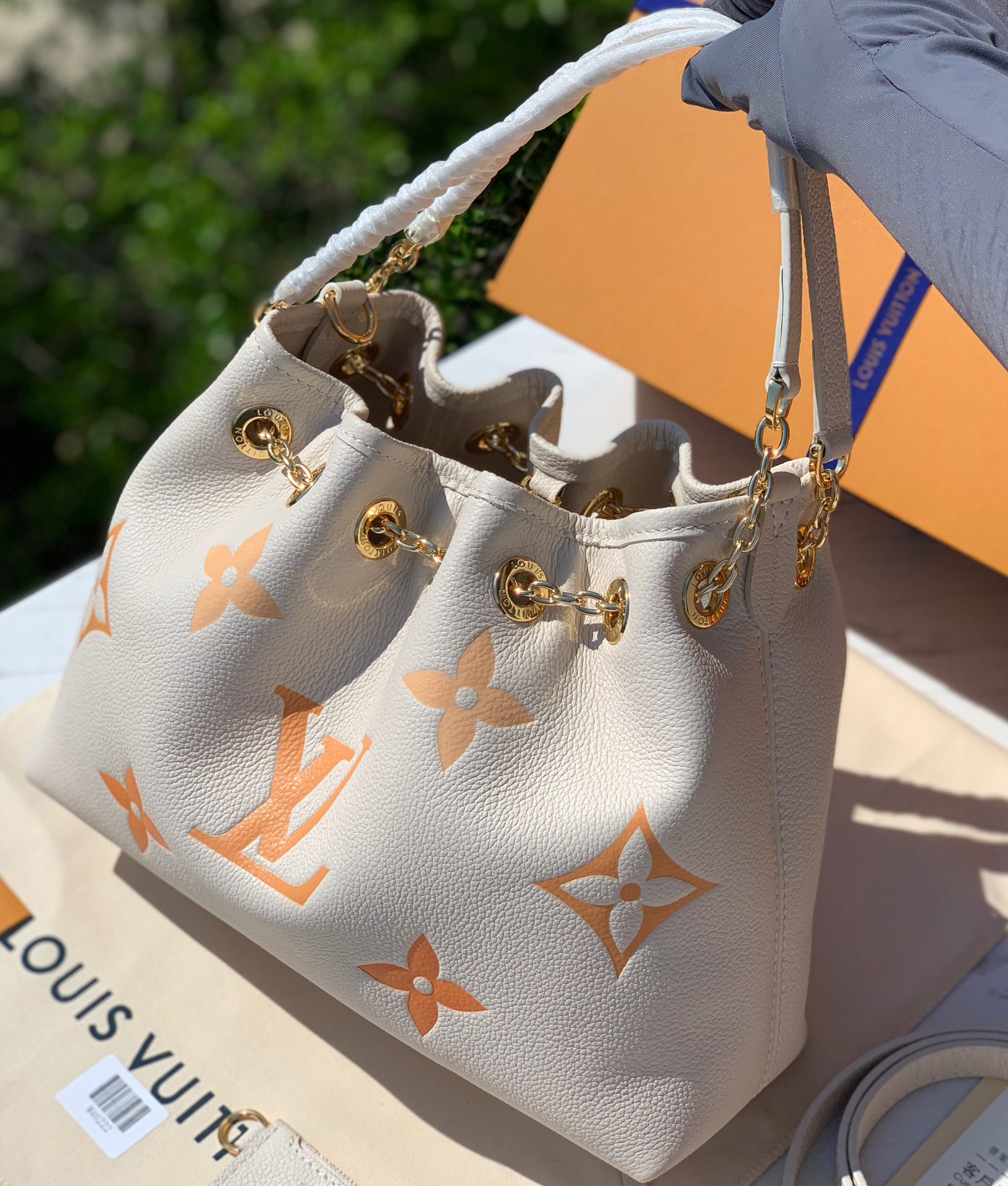 🌼尺寸 28×20×11.5cm渠道订单！LV 全皮链条包水桶包系列，M46545米白丝印，当季新款 S