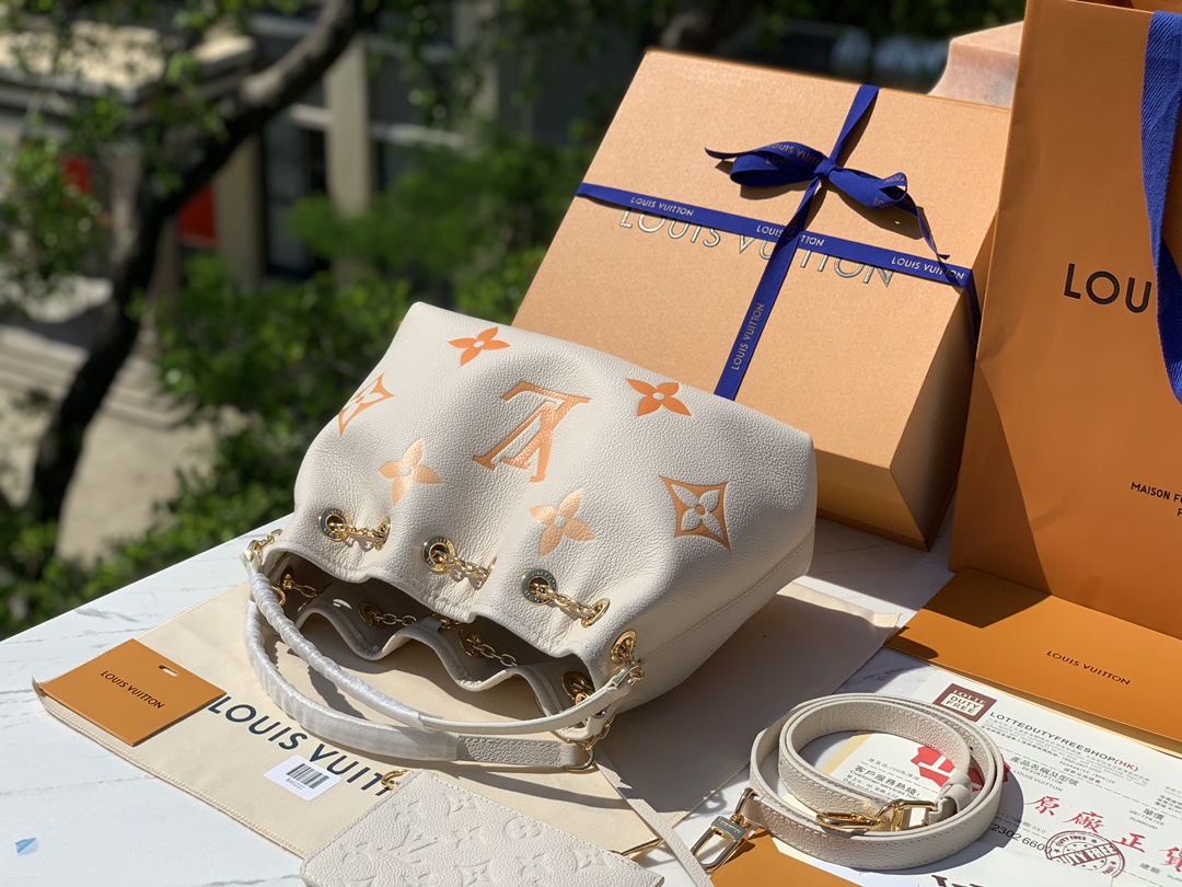 🌼尺寸 28×20×11.5cm渠道订单！LV 全皮链条包水桶包系列，M46545米白丝印，当季新款 S