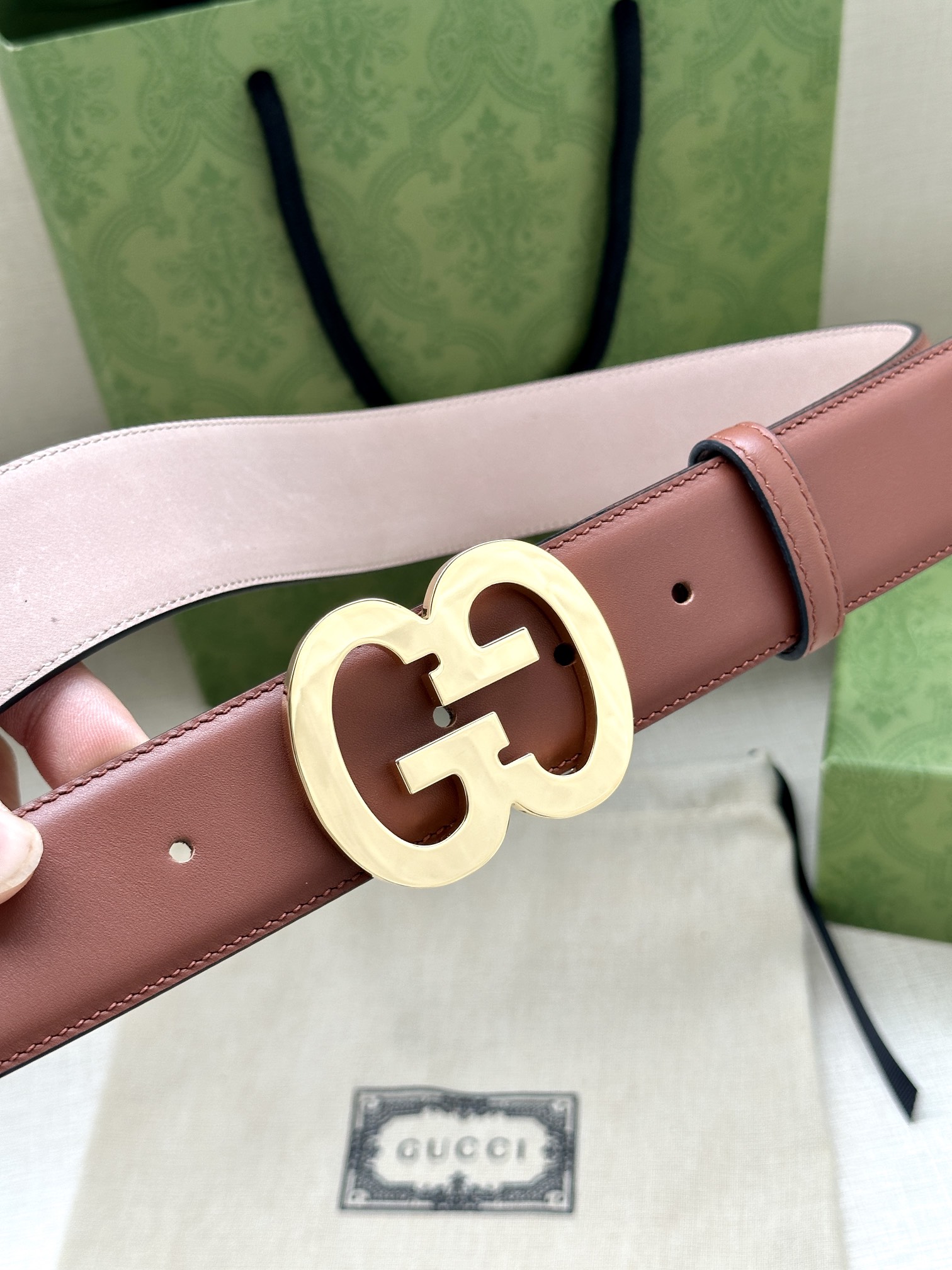 宽度4.0GUCCI历史细节和现代元素是Gucci最新系列的特点历史的花押字硬件致敬品牌的创始人Gucc