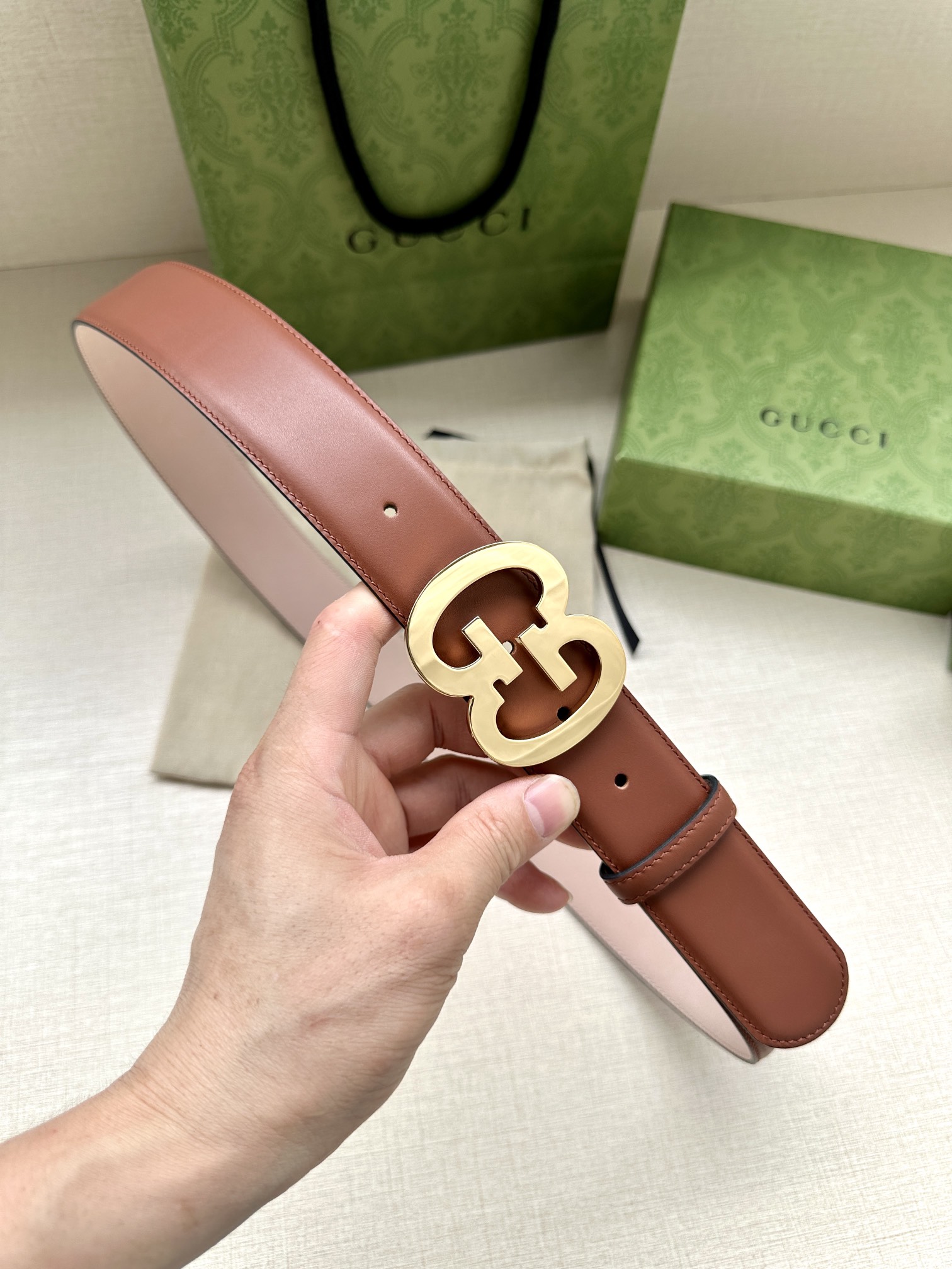 宽度4.0GUCCI历史细节和现代元素是Gucci最新系列的特点历史的花押字硬件致敬品牌的创始人Gucc