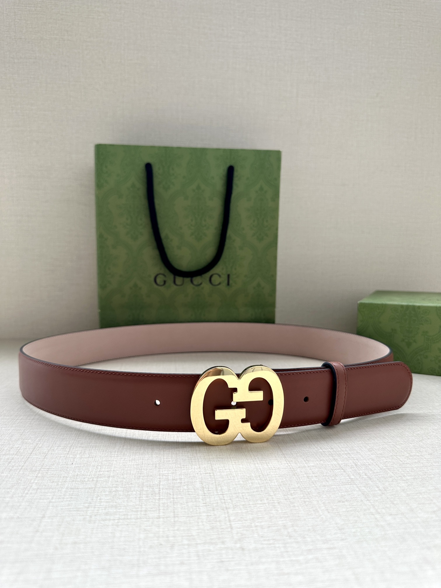 宽度4.0GUCCI历史细节和现代元素是Gucci最新系列的特点历史的花押字硬件致敬品牌的创始人Gucc