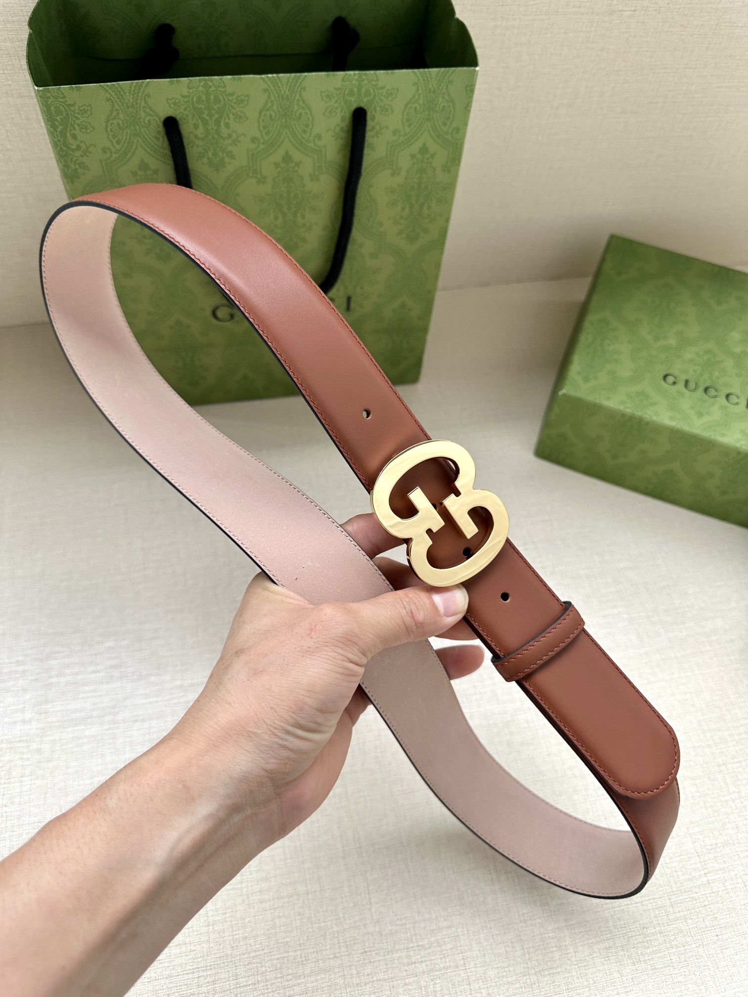 宽度4.0GUCCI历史细节和现代元素是Gucci最新系列的特点历史的花押字硬件致敬品牌的创始人Gucc