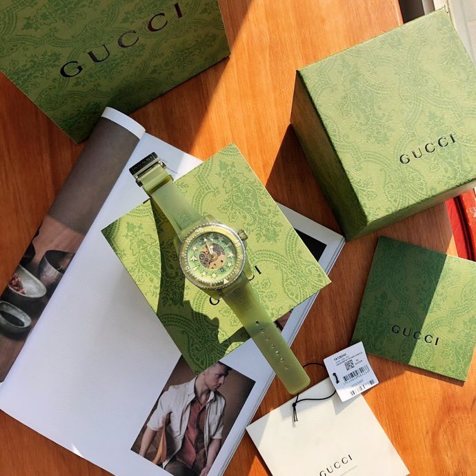 lote. ¡Llegó nuevo estilo! Se presenta recientemente la serie de relojes Gucci Dive, con relojes de buceo como inspirac…