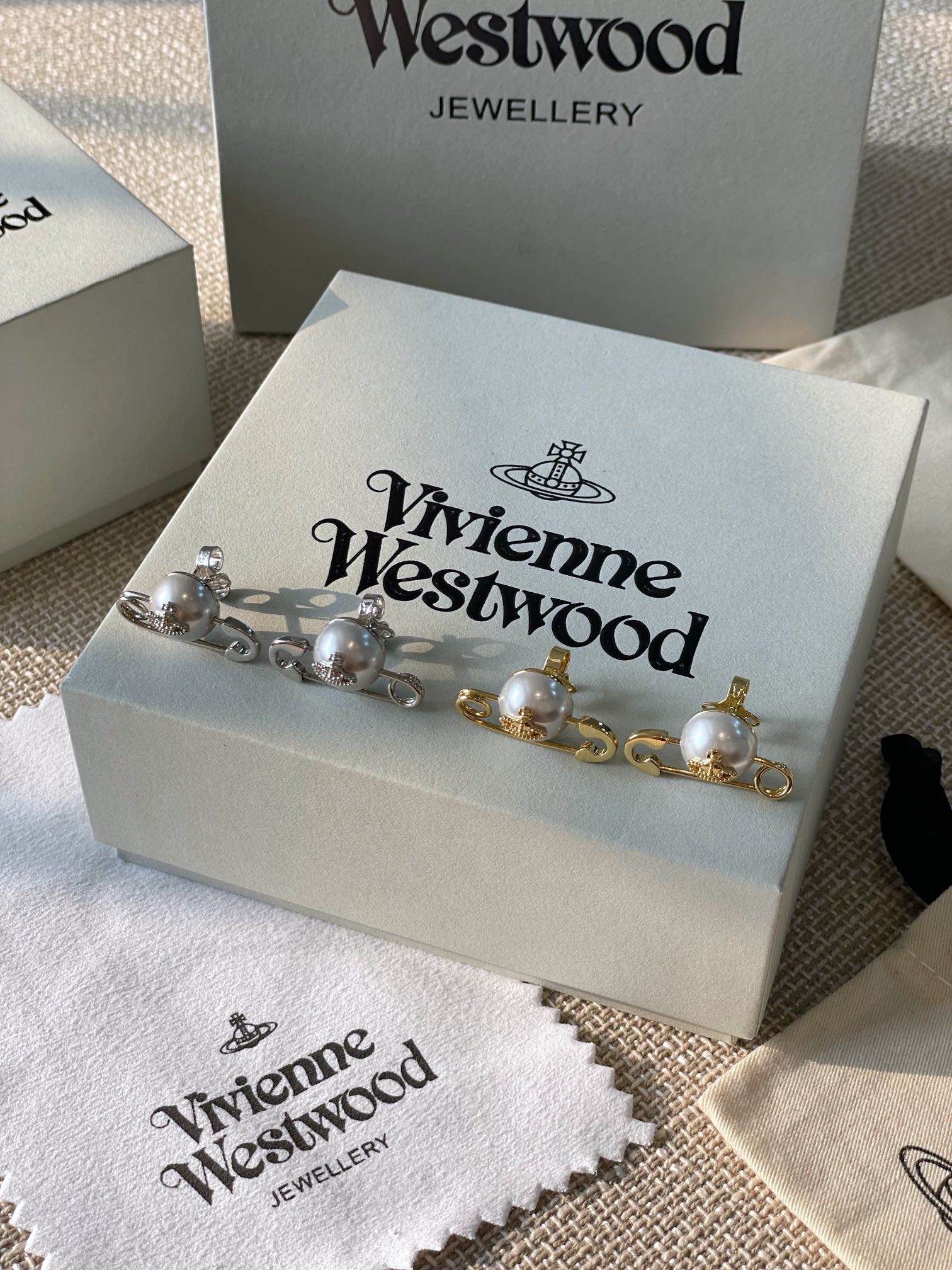 NO:632563,88160 [The Queen Mother’s Half-Three-dimensional Saturn Earrings] Highly recommended, close your eyes and you’re right!  The pure crown ball is a classic symbol, and the shining rings of Saturn outline the future as the waves flow, opening up a new encounter with the future!  The shape of the Saturn is not too recognizable, the design is awesome. The diamonds on the Saturn are made of customized Swarovski rhinestones, with a three-dimensional design, and a specially customized pearl in the middle. The pin shape design is very fashionable!  You can completely feel its texture when you get it. It feels super nice. The rhinestone embellishment appears on the design of Saturn, adding a lot of cool and fashionable pretty looks. It makes the punk look a little girly at the same time, bringing with it a group of fashion fans!  It’s really beautiful, can be salty or sweet, pure or delicious!  I fell in love at first sight, it is definitely a leader in the 'practical + high-end' world, an absolute yyds, an absolute treasure that will never go out of style!  [Material] Consistent Z brass material, imported Swarovski pearls [Size] Refer to the wearing effect, Cardia high-end jewelry1986090988160【西太后半立体土星耳钉】重磅推荐,闭眼入准没错！纯粹王冠球是经典的象征,闪耀土星环勾勒未来波光流转间,开启一场与未来的崭新际遇！土星造型简直不要太有辨识度,设计感超赞,土星上边的钻采用定制的施华洛水钻,立体的设计,中间是特别定制的珍珠,别针造型设计时尚感十足！拿到手完完全全可以感受到它的质感,手感超nice用水钻的点缀出现在土星的设计上,增添不少冷艳时髦的俏丽模样,使得朋克同时又有点小少女,自带一群时尚粉！真的敲好看,可盐可甜,可纯可欲！一眼便钟情,绝对是“实用+高级”界的杠把子,绝对的yyds,绝对的宝藏永不过时！【材质】一致Z黄铜材质,进口施华洛珍珠【尺寸】参考佩戴效果,,卡迪亚高端饰品,Jewelry