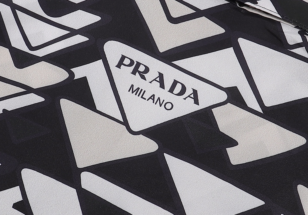 P55  Prada 普拉达 
满印衬衫，M L  XL 2XL 3XL