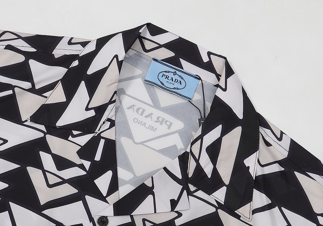 P55  Prada 普拉达 
满印衬衫，M L  XL 2XL 3XL