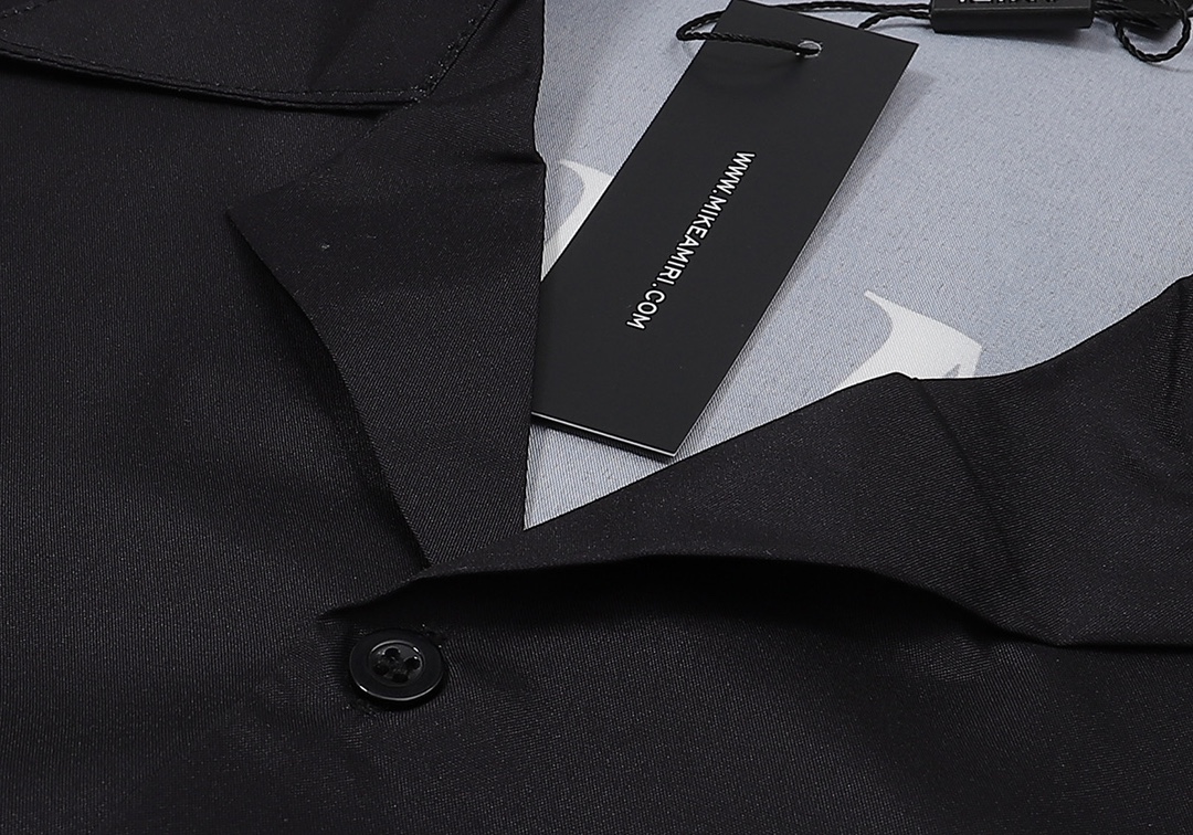 P55  AMIRI 阿米里
经典Logo印花衬衫，黑色 白色 M L XL 2XL 3XL