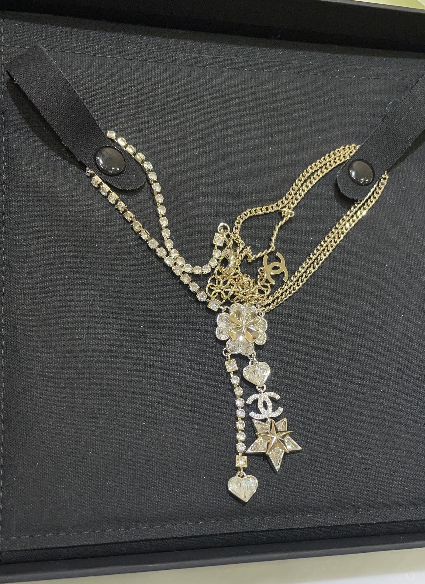 NO:634438,88260, Today’s new product Lucky Four Leaf Clover 23s new four leaf clover full of diamonds, double C love diamond star tassel necklace, asymmetrical design of rhinestone chain and double layer gold chain, superposition of various elements and details, noble value, high-end jewelry feel on the upper body, buy it and earn z consistent brass material Swarovski diamond, necklace, Cartier high-end jewelry1986090988260,今日新品幸运四叶草 23s新款四叶草满钻双C爱心钻星星流苏项链 水钻链条与双层金色链条的不对称设计 各种元素细节的叠加 贵气值 上身很有高级珠宝的feel 买到赚到 z一致黄铜材质施华洛钻,,necklace,卡迪亚高端饰品,Jewelry