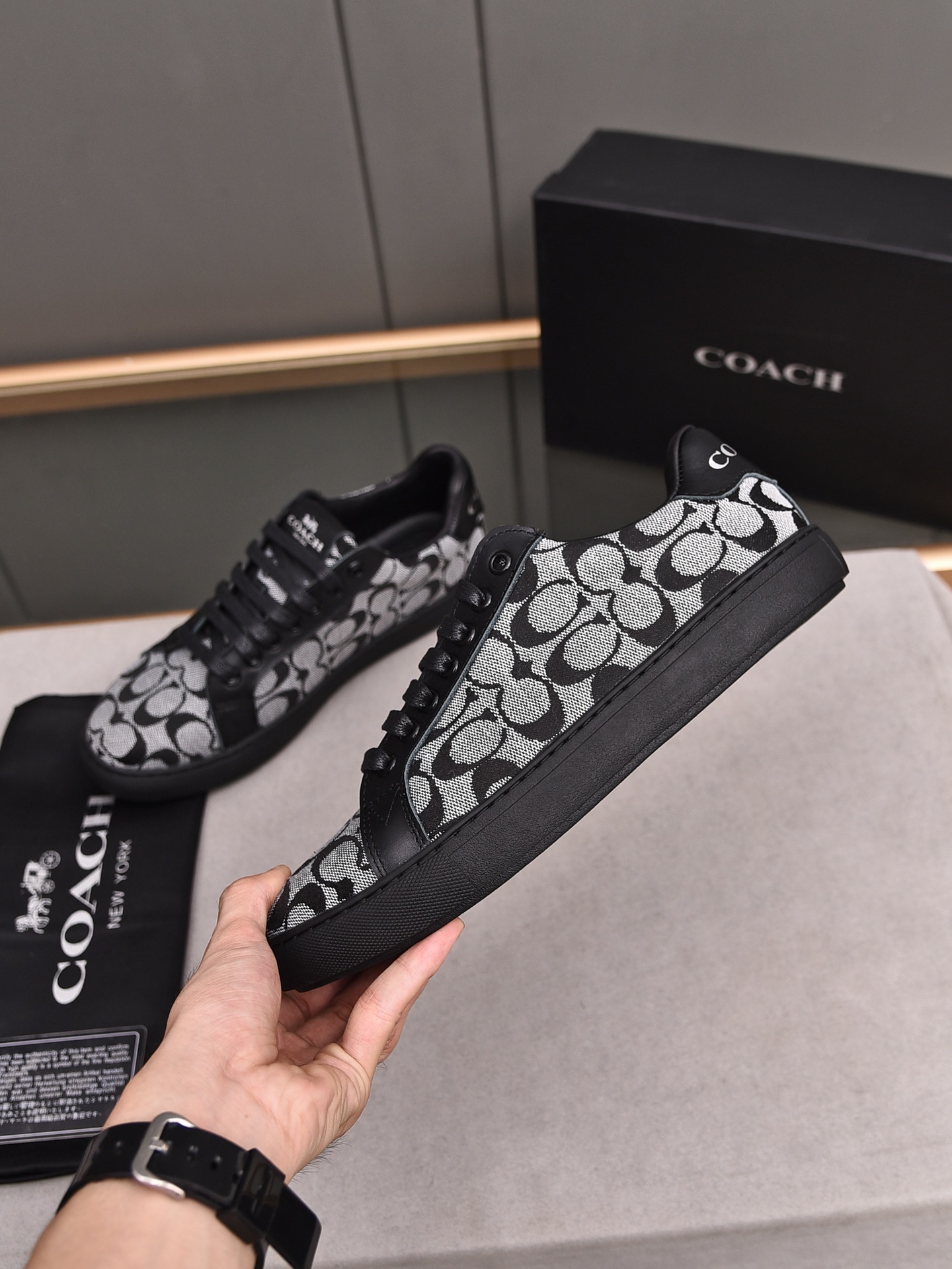 Coach Men's Low-Top Lace-Up Sneakers - Casual, Fashionable, and Versatile 3 i1685634146 3736 1