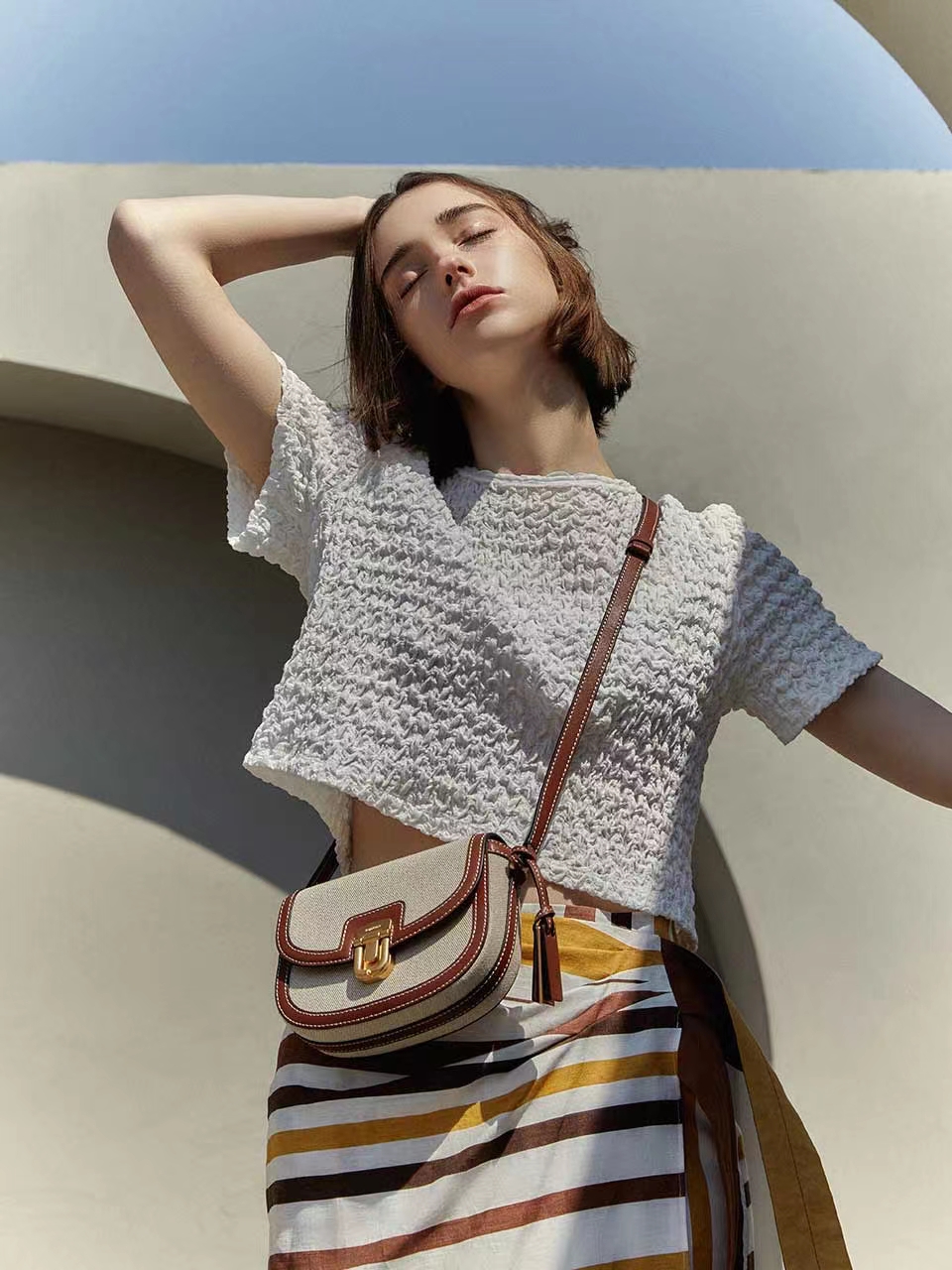 Featuring a structured silhouette with an understated, elegant design, t - Comprehensive 4
