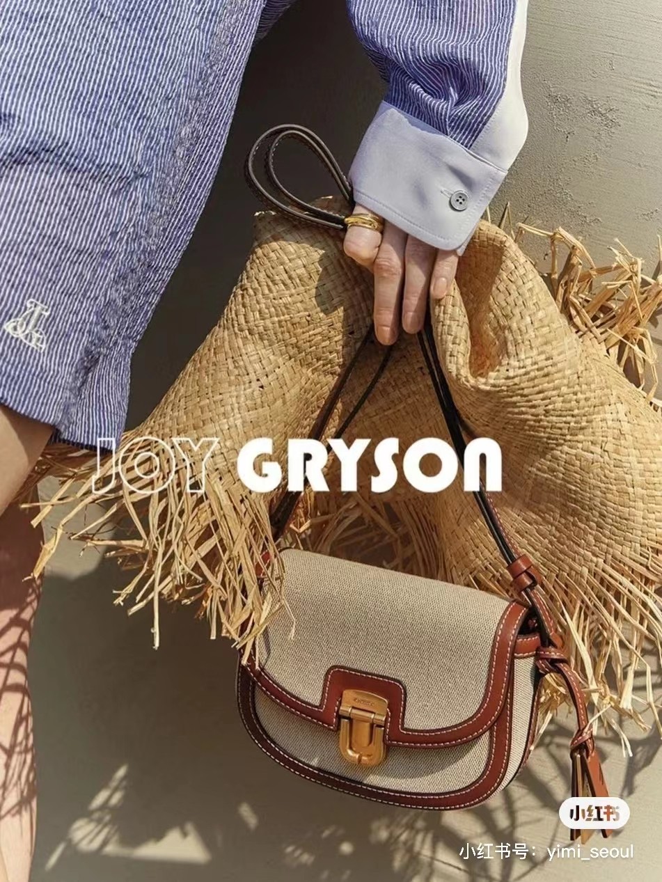 Featuring a structured silhouette with an understated, elegant design, t - Comprehensive 9