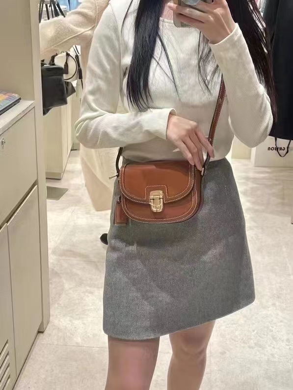 Defined by an enduring vintage aesthetic, this versatile bag is - Comprehensive 6