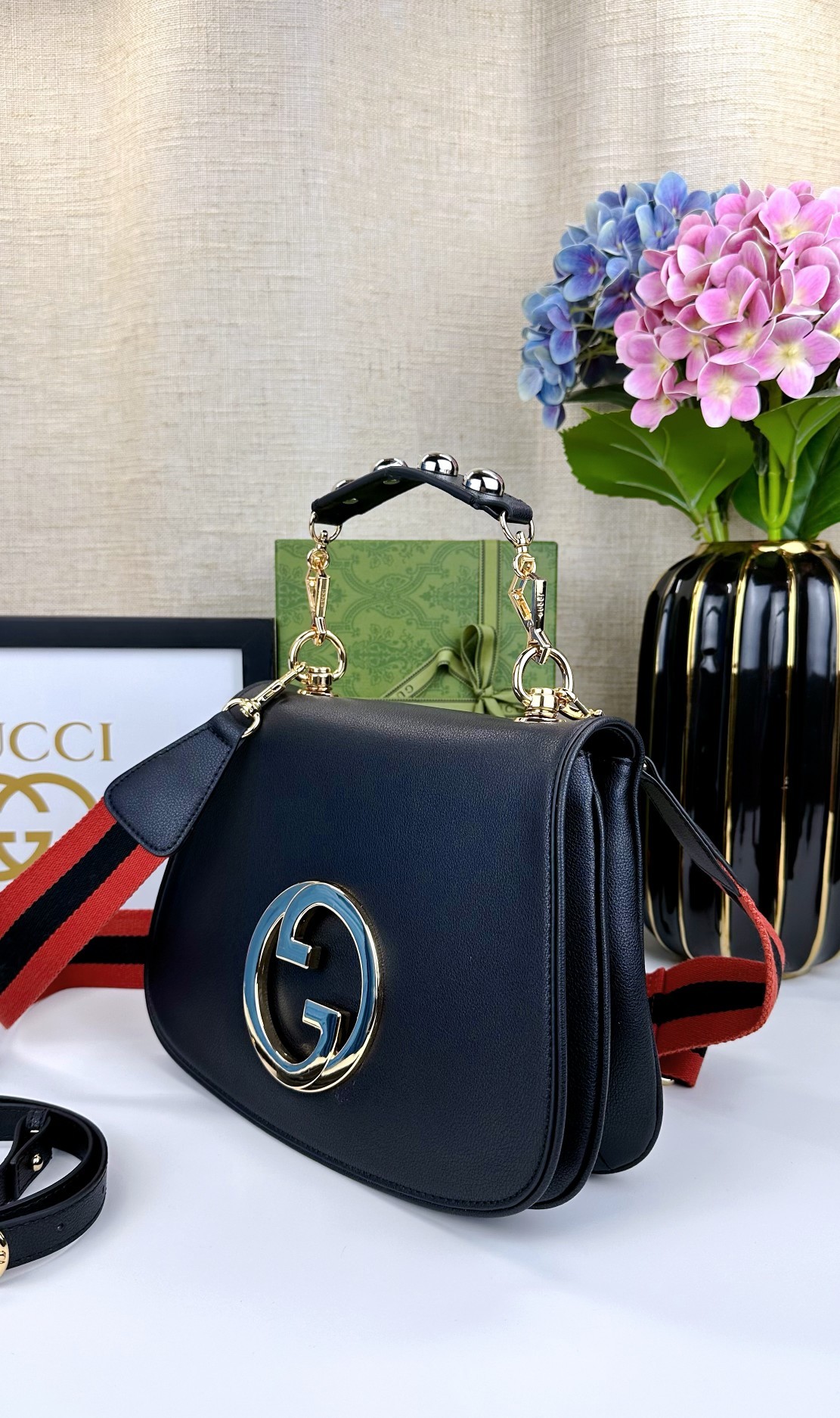 Gucci Blondie系列中号手提包。品牌典藏元素以几何造型焕新演绎互扣式双G标识,呈现多款别致单品