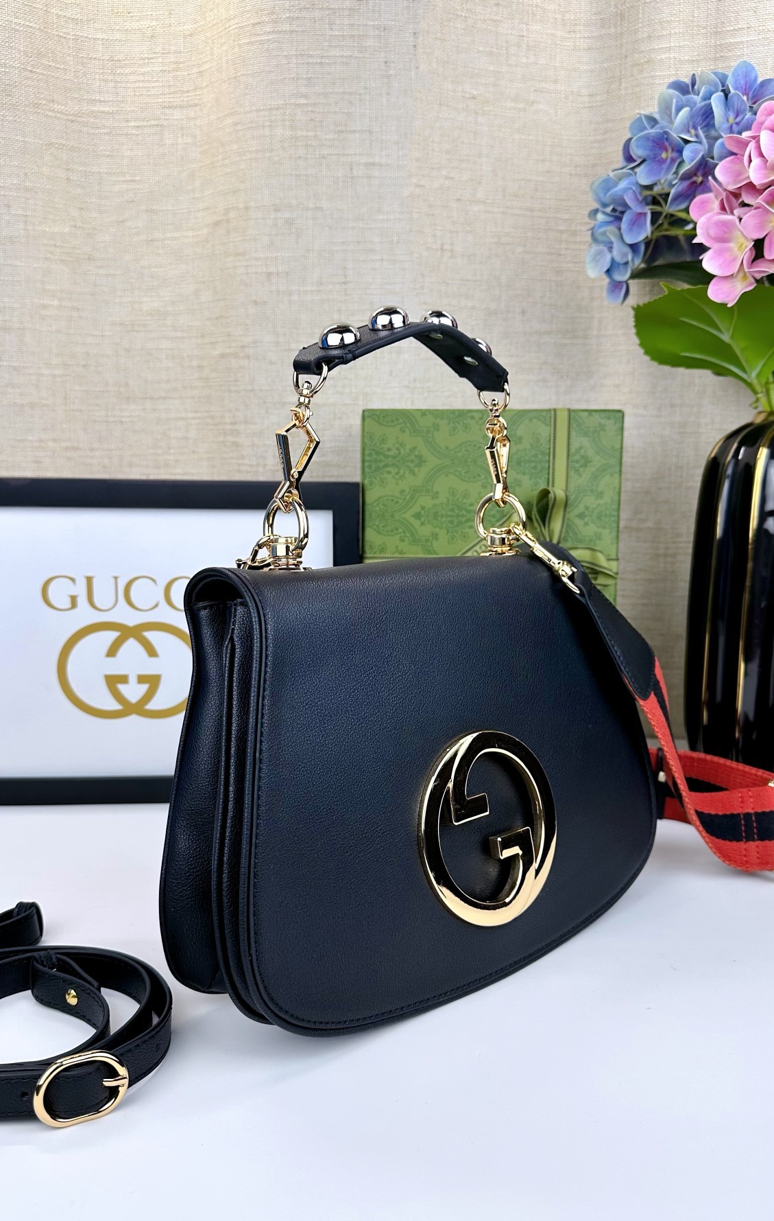 Gucci Blondie系列中号手提包。品牌典藏元素以几何造型焕新演绎互扣式双G标识,呈现多款别致单品