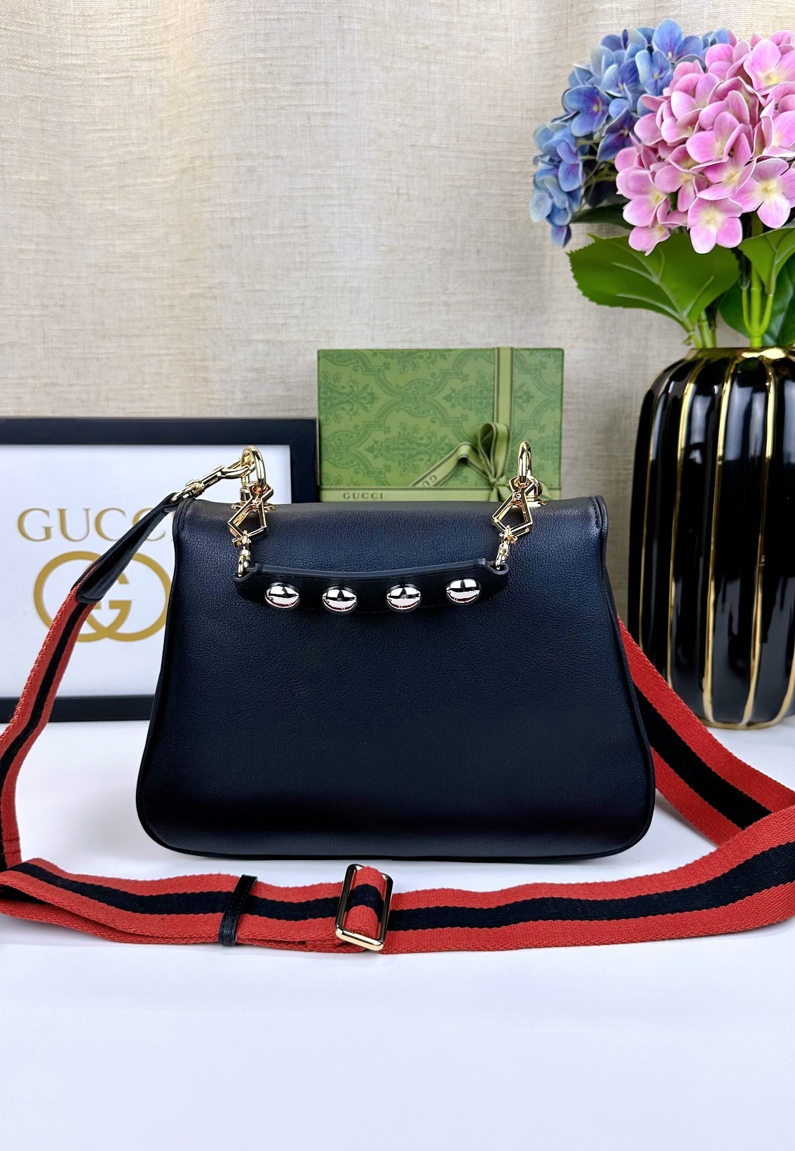 Gucci Blondie系列中号手提包。品牌典藏元素以几何造型焕新演绎互扣式双G标识,呈现多款别致单品