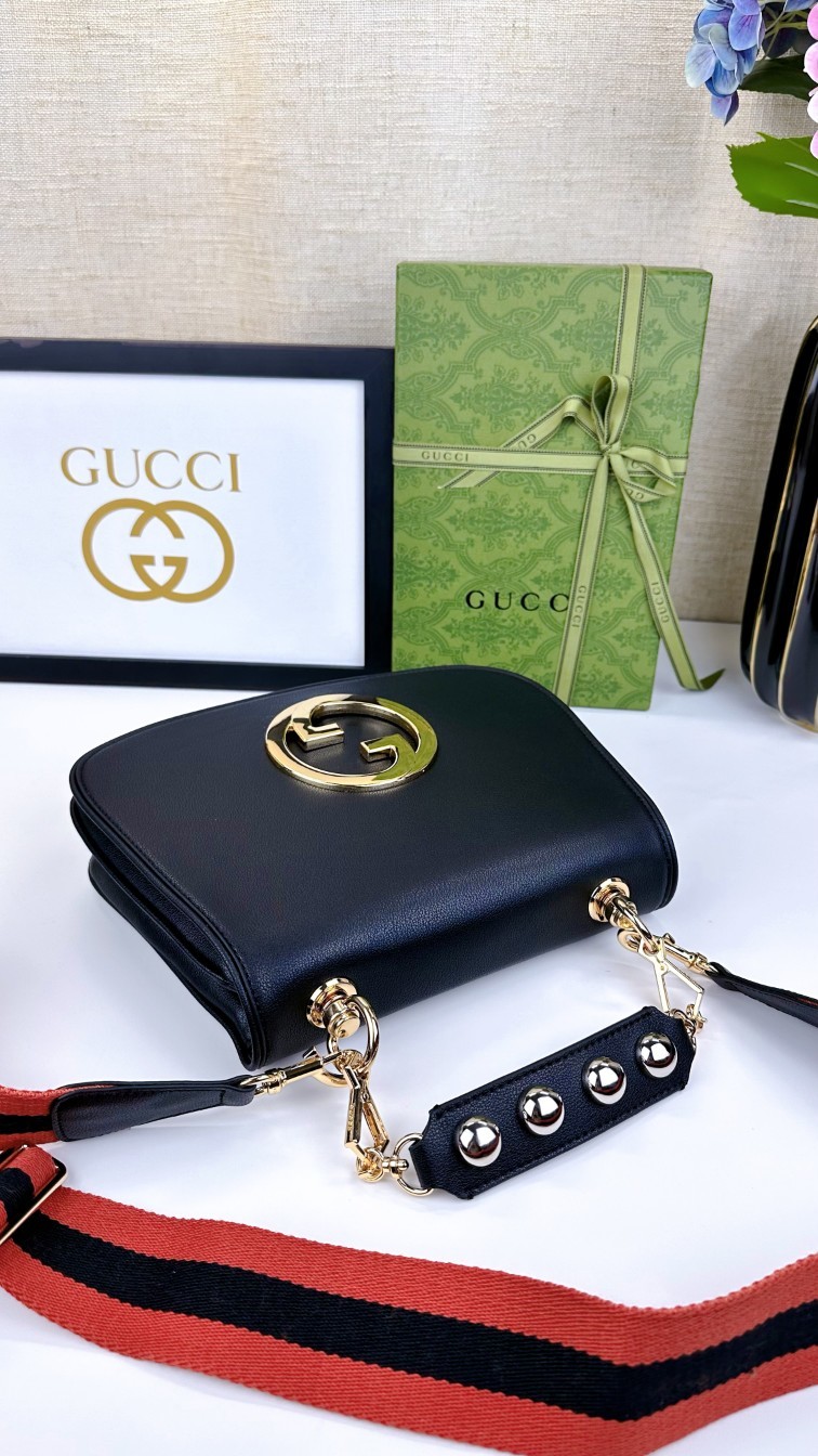 Gucci Blondie系列中号手提包。品牌典藏元素以几何造型焕新演绎互扣式双G标识,呈现多款别致单品