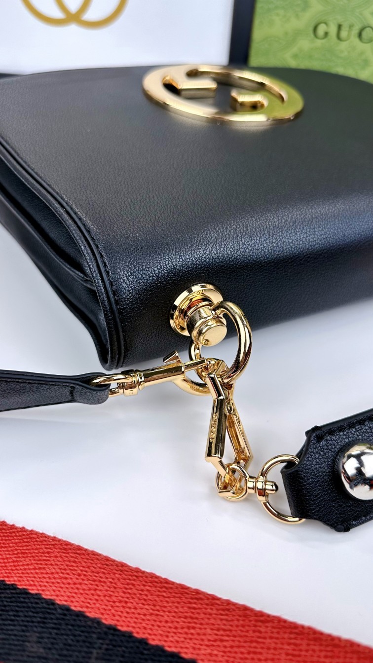 Gucci Blondie系列中号手提包。品牌典藏元素以几何造型焕新演绎互扣式双G标识,呈现多款别致单品