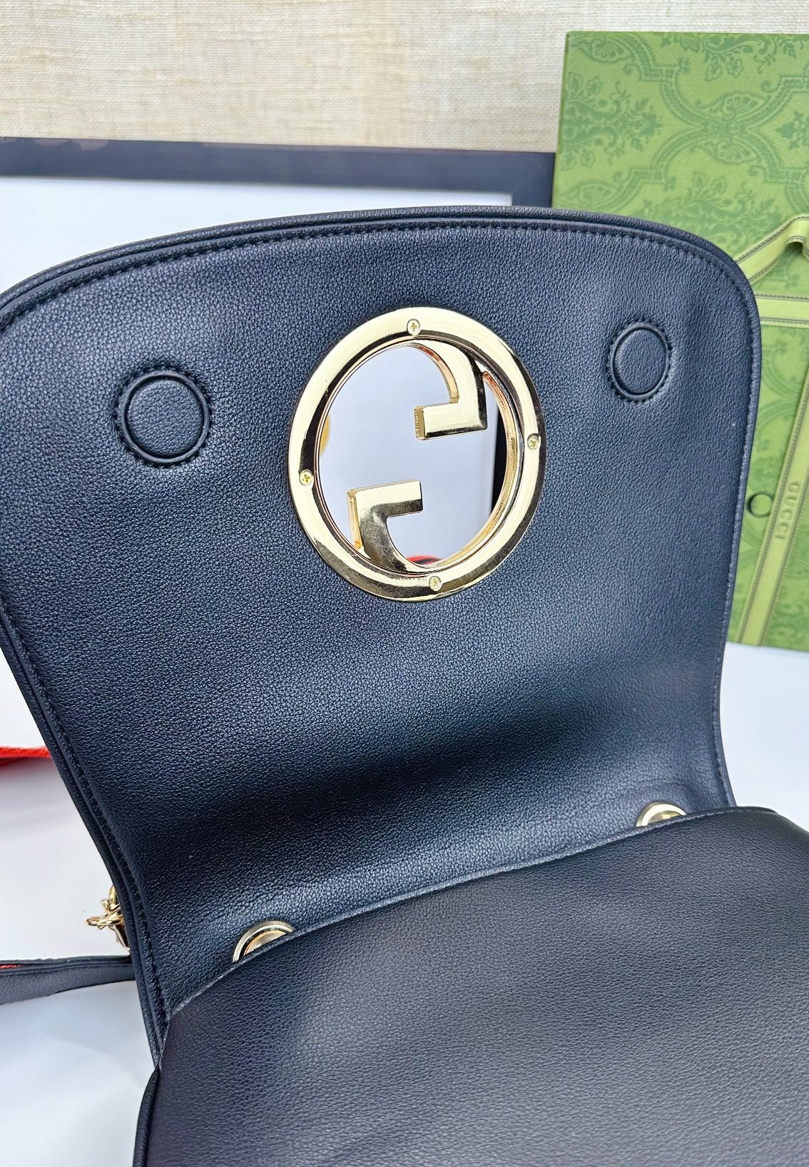 Gucci Blondie系列中号手提包。品牌典藏元素以几何造型焕新演绎互扣式双G标识,呈现多款别致单品