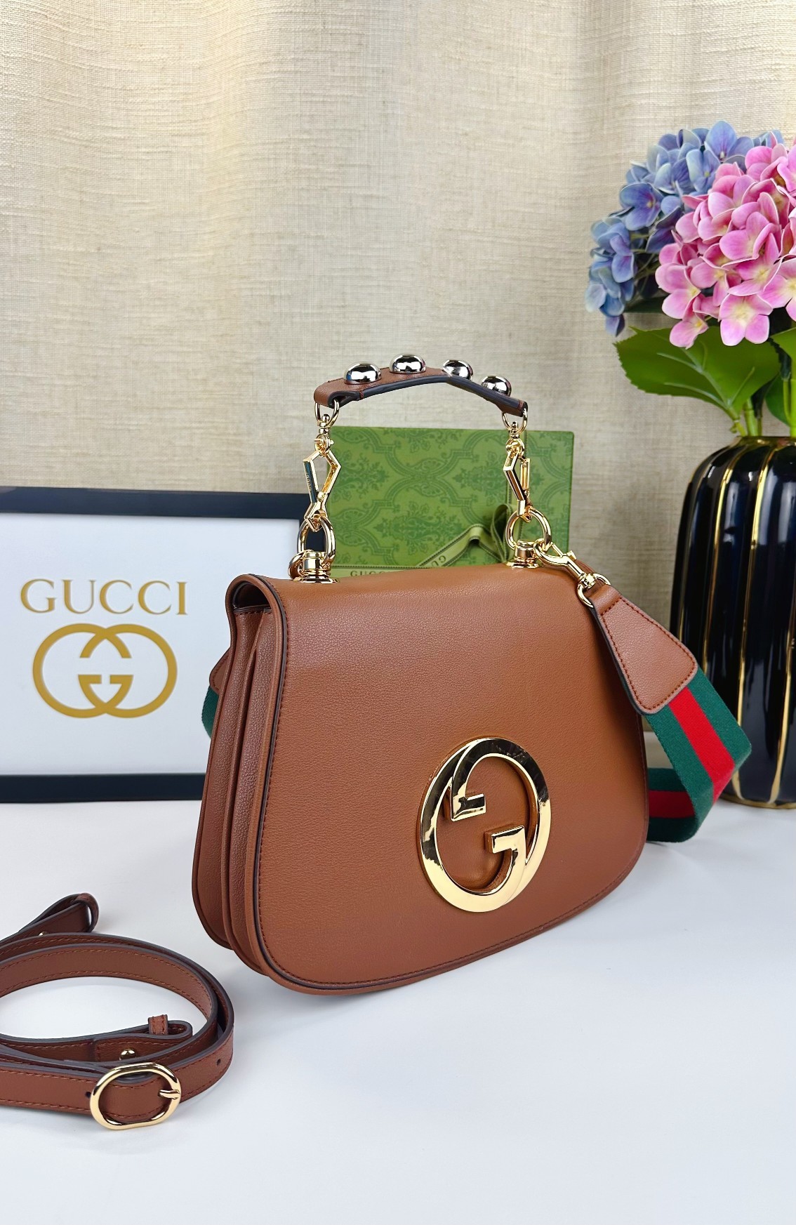 ,Gucci Blondie系列中号手提包。品牌典藏元素以几何造型焕新演绎互扣式双G标识,呈现多款别致单
