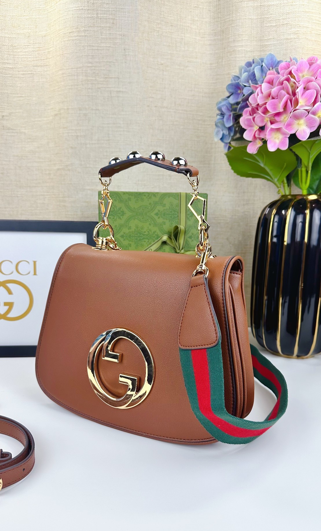 ,Gucci Blondie系列中号手提包。品牌典藏元素以几何造型焕新演绎互扣式双G标识,呈现多款别致单