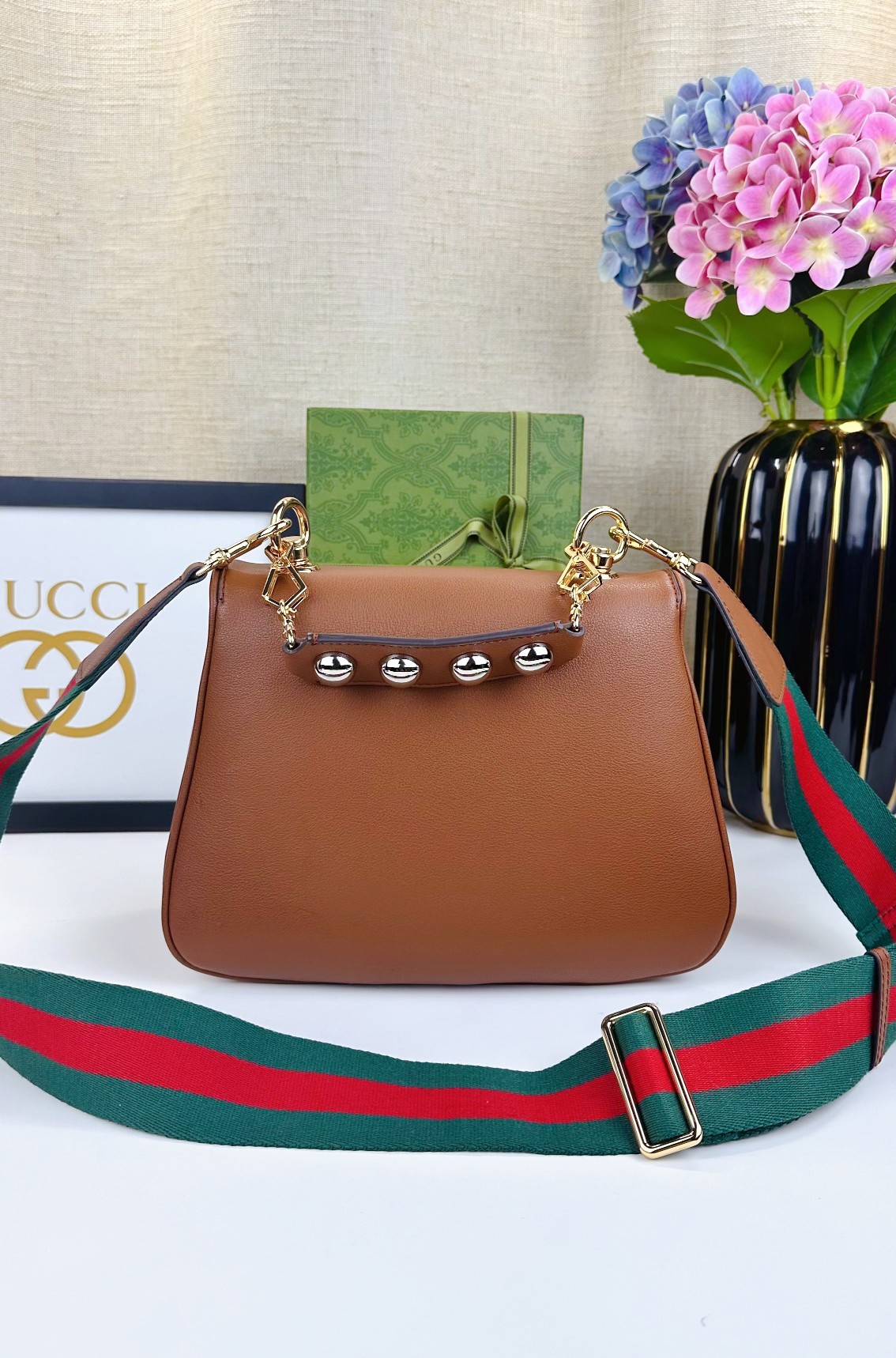 ,Gucci Blondie系列中号手提包。品牌典藏元素以几何造型焕新演绎互扣式双G标识,呈现多款别致单