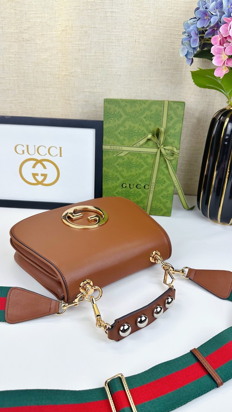 ,Gucci Blondie系列中号手提包。品牌典藏元素以几何造型焕新演绎互扣式双G标识,呈现多款别致单