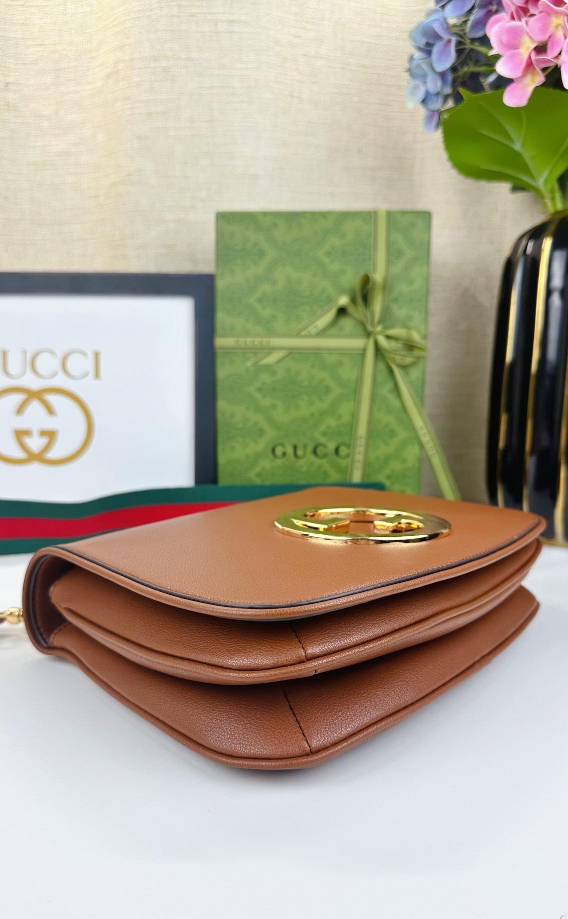 ,Gucci Blondie系列中号手提包。品牌典藏元素以几何造型焕新演绎互扣式双G标识,呈现多款别致单