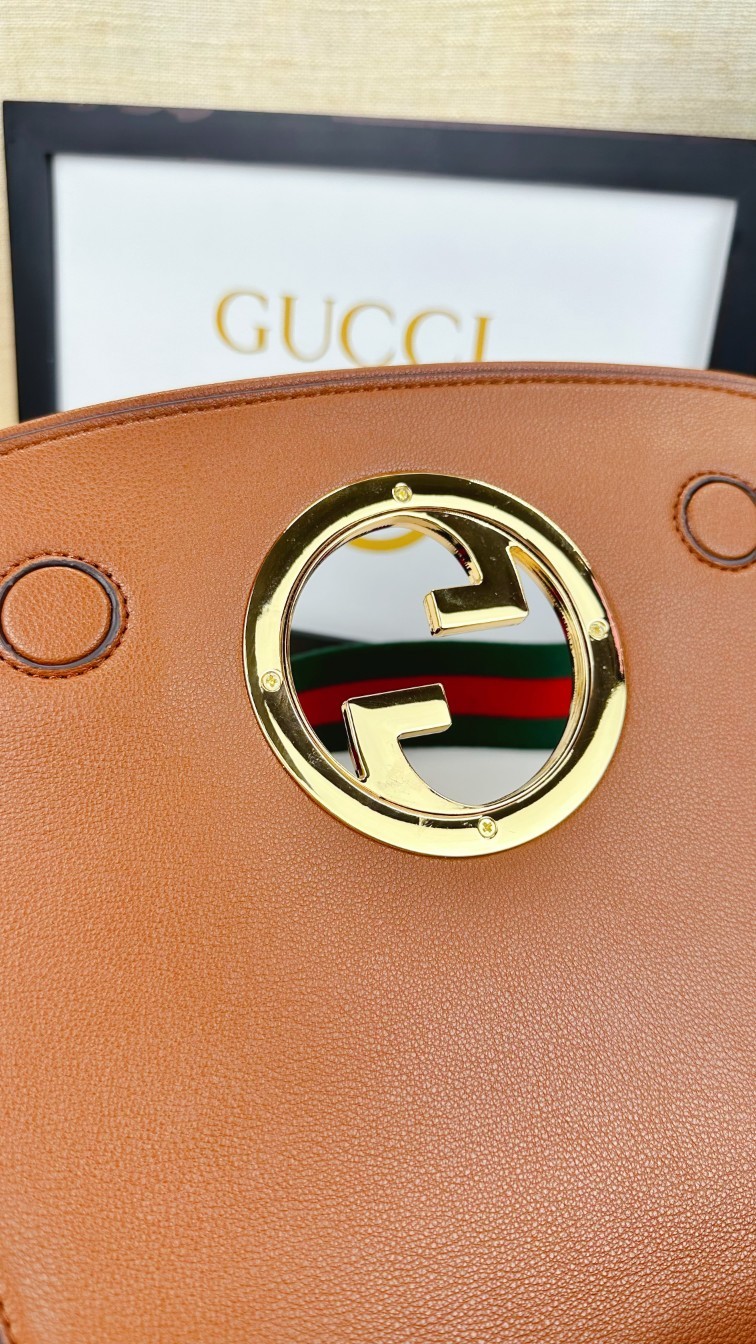 ,Gucci Blondie系列中号手提包。品牌典藏元素以几何造型焕新演绎互扣式双G标识,呈现多款别致单