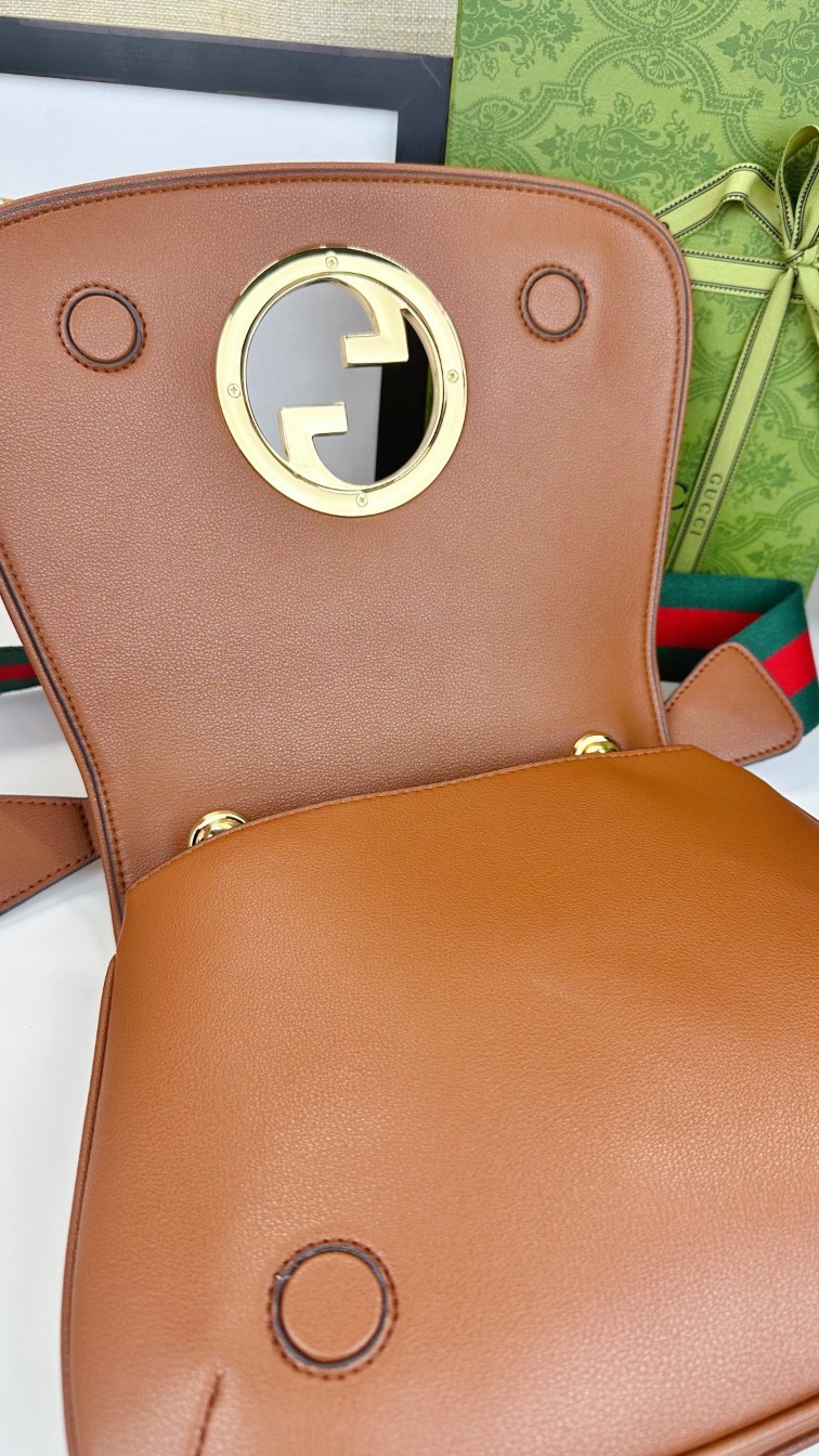 ,Gucci Blondie系列中号手提包。品牌典藏元素以几何造型焕新演绎互扣式双G标识,呈现多款别致单