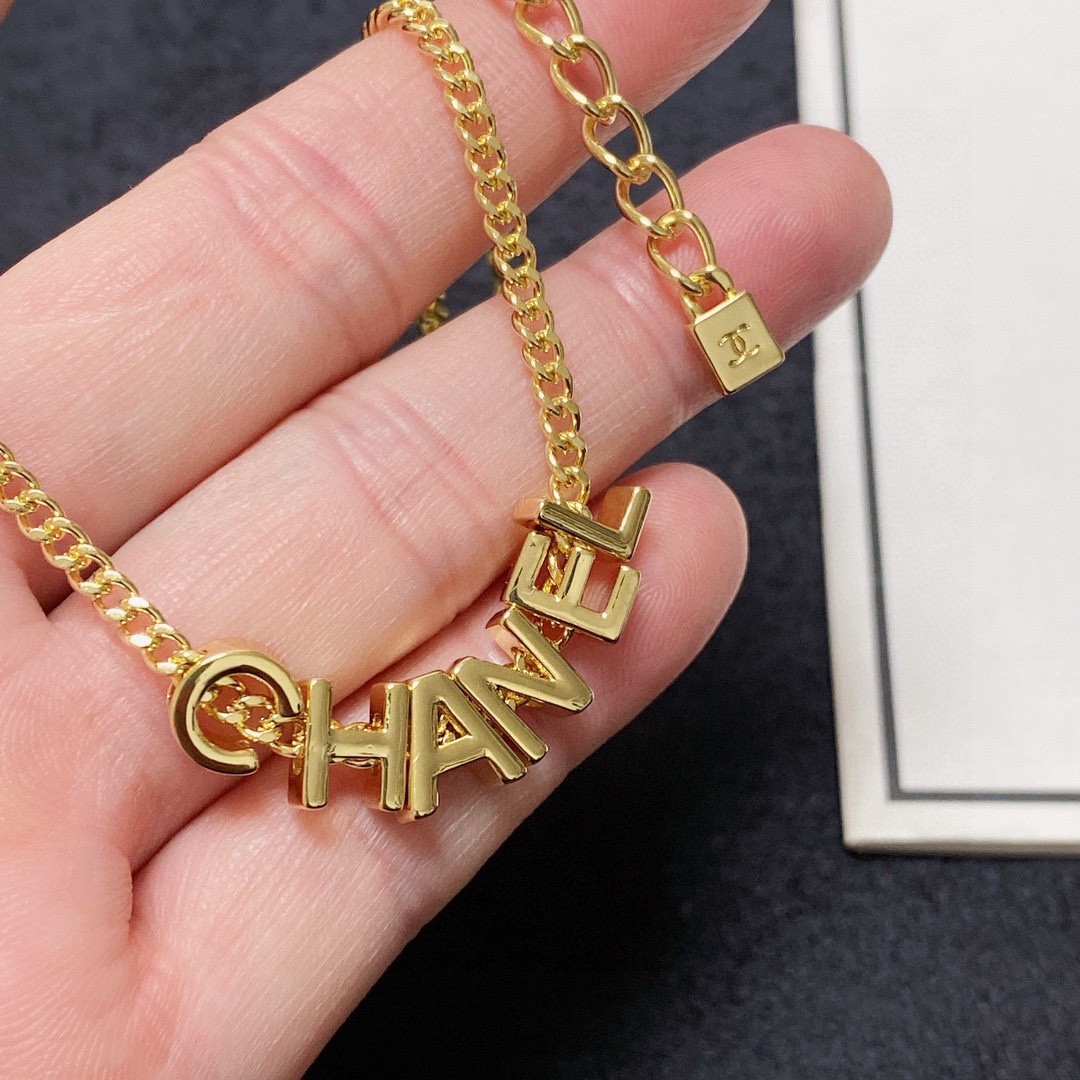 香奈儿Chanel最新款字母项链超个