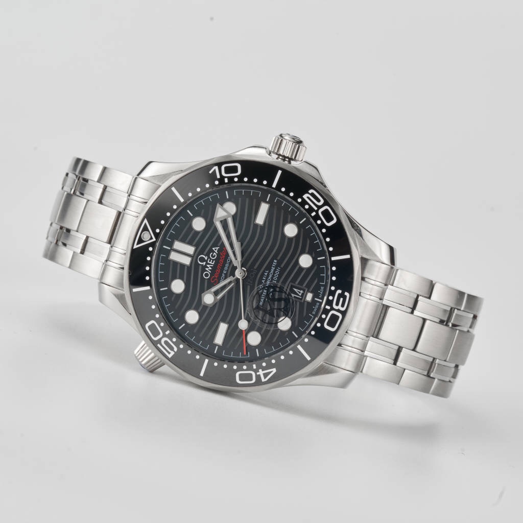 NO:149483,VS Factory OMEGA SEAMASTER Seahorse Series Ocean Universe M Coaxial·Master Cycling Chronometer 42mm 42mm Diving Watch.30.42.20.01.001 local polishing of stainless steel brushed case. The bezel is made of black ceramic and decorated with white enamel diving scale. The word ring scale is not easy to wear and distort. The ratchet countdown bezel rotates counterclockwise one-way. Dome sapphire mirror-plated anti-glare film.  Polished black ceramic dial, laser engraved corrugated pattern, a calendar window at 6 o'clock, hollow hands and embossed hour scales are rhodium-plated, and covered with Super-LumiNova luminous coating, blue-green two-color luminous, minute hand green luminous display with bezel green luminous spots for diving oxygen countdown, multiple waterproof screw-in crowns, can be worn in real diving, conical shape helium escape valve, corrugated edge design transparent watch back movement operation is clearly visible, replica movement, stainless steel brushed strap, strap removal method is the same as the genuine one, the middle independent fixing rod design belt, folding double snaps, belt press fine adjustment extension, wearable deep diving suit open and extended when diving, wearable on the surface of the diving suit, watch diameter 42mm VS factory produced.,,omega19860909VS厂OMEGA欧米茄SEAMASTER海马系列海洋宇宙米m同轴·至臻天文台表42毫米42mm潜水表.30.42.20.01.001精钢拉丝表壳局部抛光处理 表圈采用黑色陶瓷,饰以白色珐琅潜水刻度 字圈刻度不易磨损掉色 棘轮式倒计时表圈逆时针单向转动 穹型蓝宝石镜面镀防眩光膜 抛光黑色陶瓷表盘,激光镌刻波纹图案,6点钟位置设有日历窗口,镂空指针和浮雕小时刻度经镀铑处理,并覆以Super-LumiNova夜光涂层,蓝绿双色夜光,分针绿色夜光显示配合表圈绿色夜光点用于潜水氧气倒计时,多重防水旋入式表冠,可真下海潜水佩戴,圆锥形造型排氦气阀门,波纹边缘设计透明表背机芯运转美态清晰可见,复刻机芯,精钢拉丝表带,表带拆卸方式和正品一样为两侧螺丝,中间独立固定杆设计带,折叠双按扣,带按压微调延展,可穿戴深潜服潜水的时候打开延展佩戴在潜水服表面,表径42mm VS厂出品.,,omega,Watch