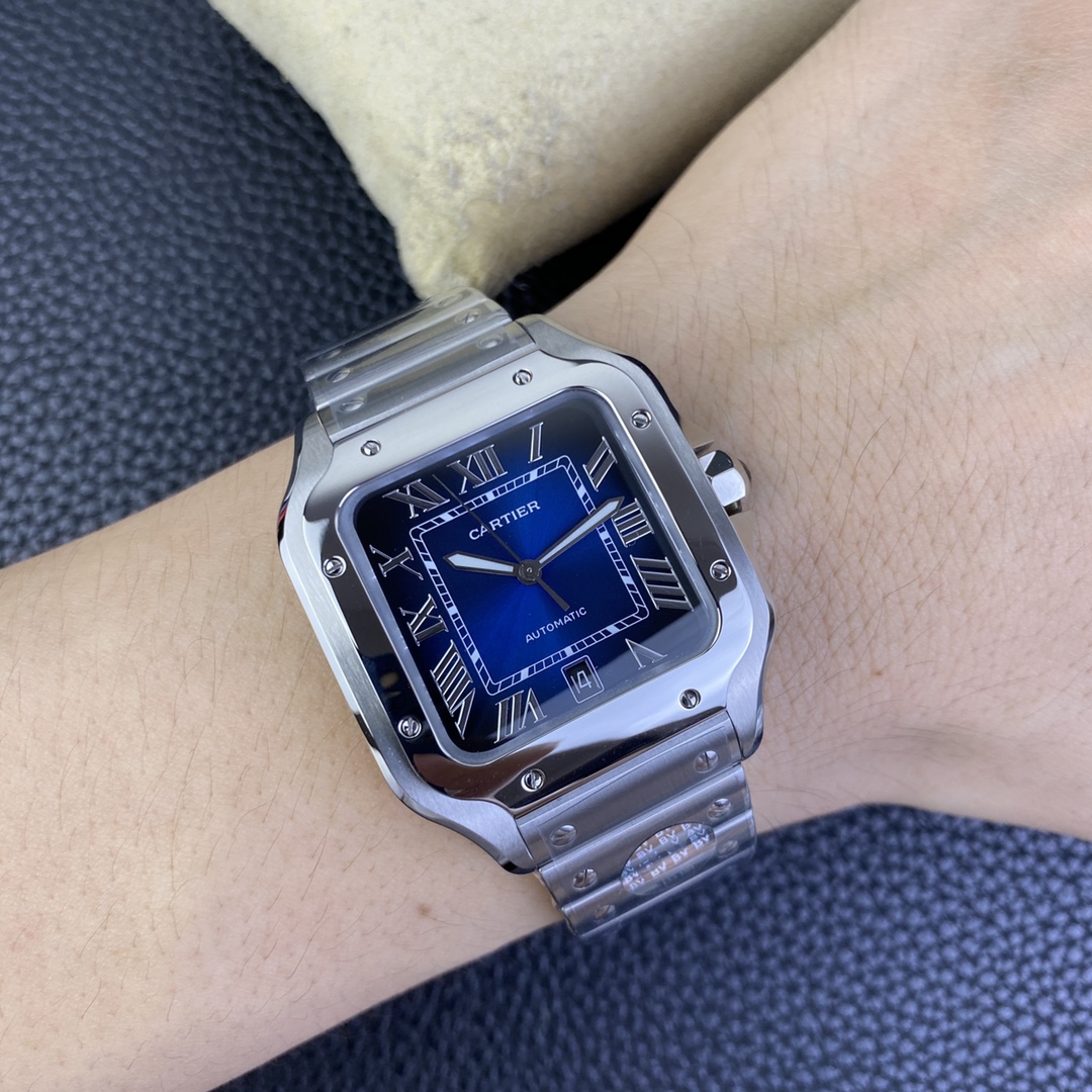BV 出品-卡地亚SANTOS系列山度士腕表
技术特点：
1⃣️镜面：蓝宝石玻璃表镜
2⃣️表带：精钢表链、意大利牛皮表带或选装美洲鳄鱼带
3⃣️表壳：精钢、ADLC碳镀层
4⃣️表冠：精钢表冠、镶嵌蓝色多切面合
          成尖晶石
5⃣️表盘：白色、渐变蓝色、枪灰色、黑色四种搭配
6⃣️尺寸：47.5X39.8X9.38MM
7⃣️机芯：进口9019机